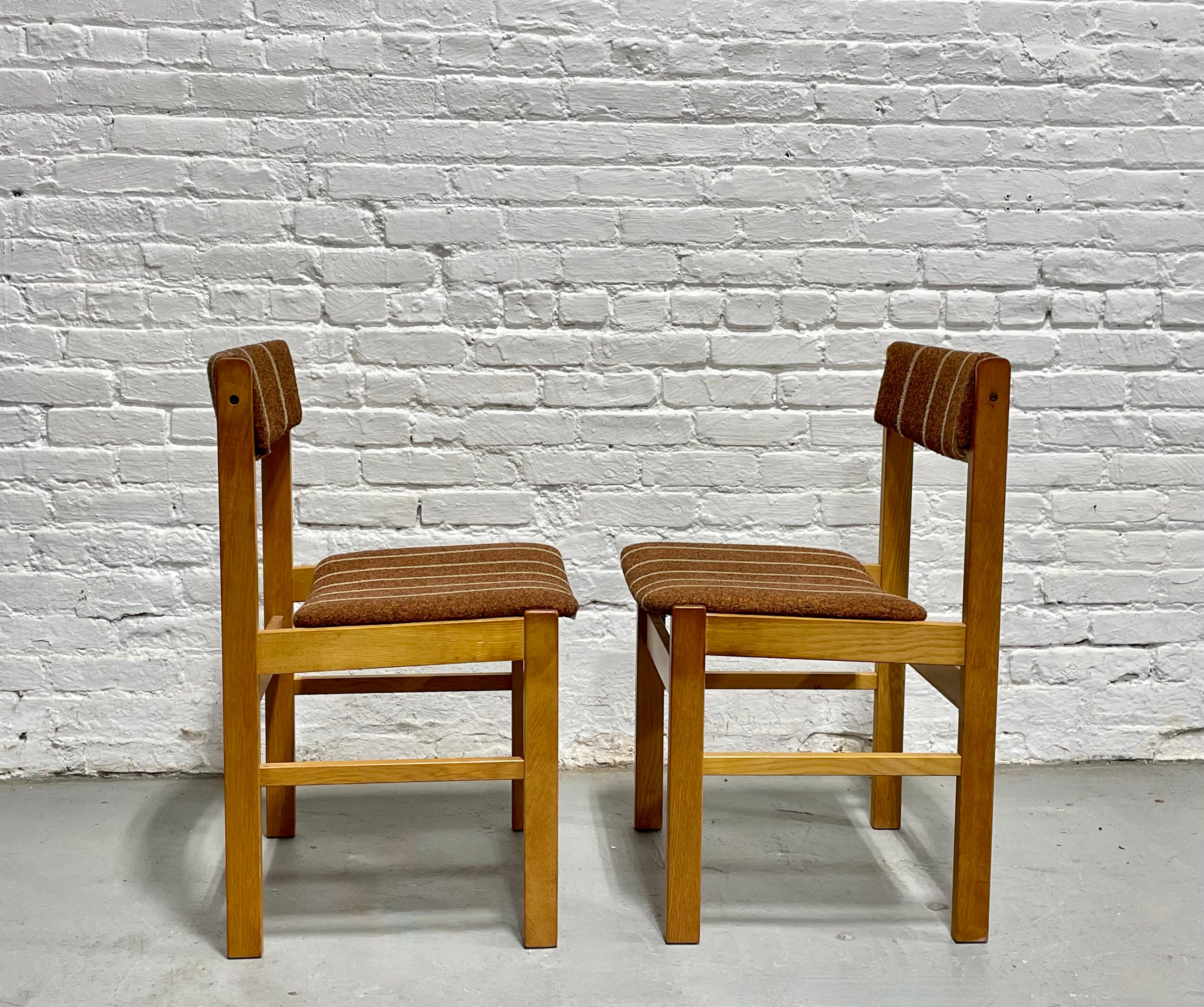 Set di 5 sedie da pranzo in quercia di stile MODERNO della metà del secolo scorso, Made in Denmark, 1960 ca. in vendita 3