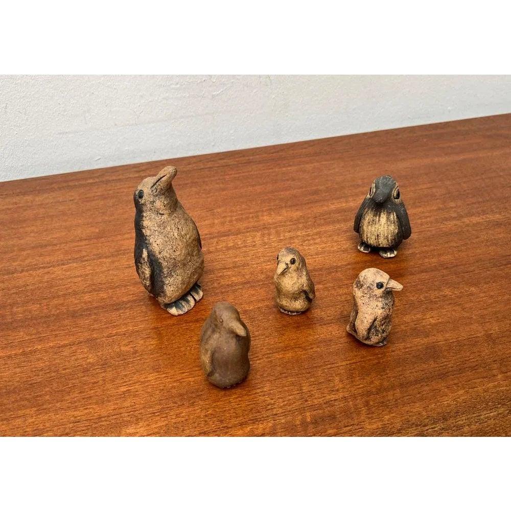 Figurine di pinguini in Studio Pottery tedesco di metà secolo di Worspweder Keramik, anni '60, set di 5, in ottime condizioni. Progettato tra il 1960 e il 1969 Questo pezzo ha un marchio di attribuzione.

Informazioni aggiuntive:
Materiali: