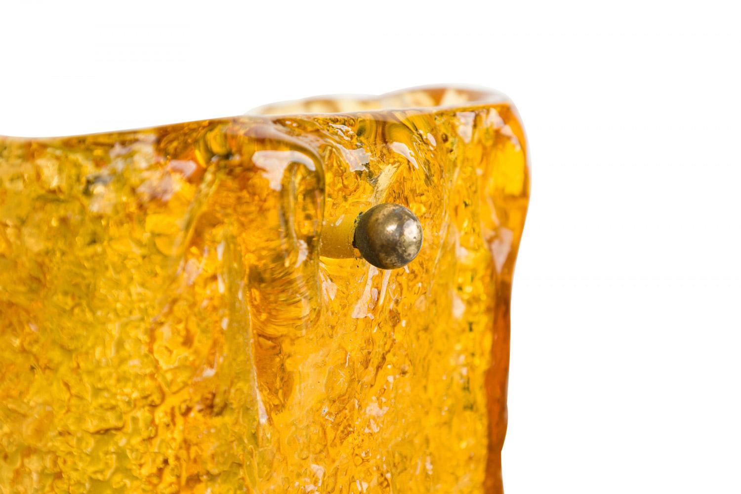 Sconosciuto Set di 5 lampade da parete rettangolari di metà secolo in vetro ambrato testurizzato in vendita