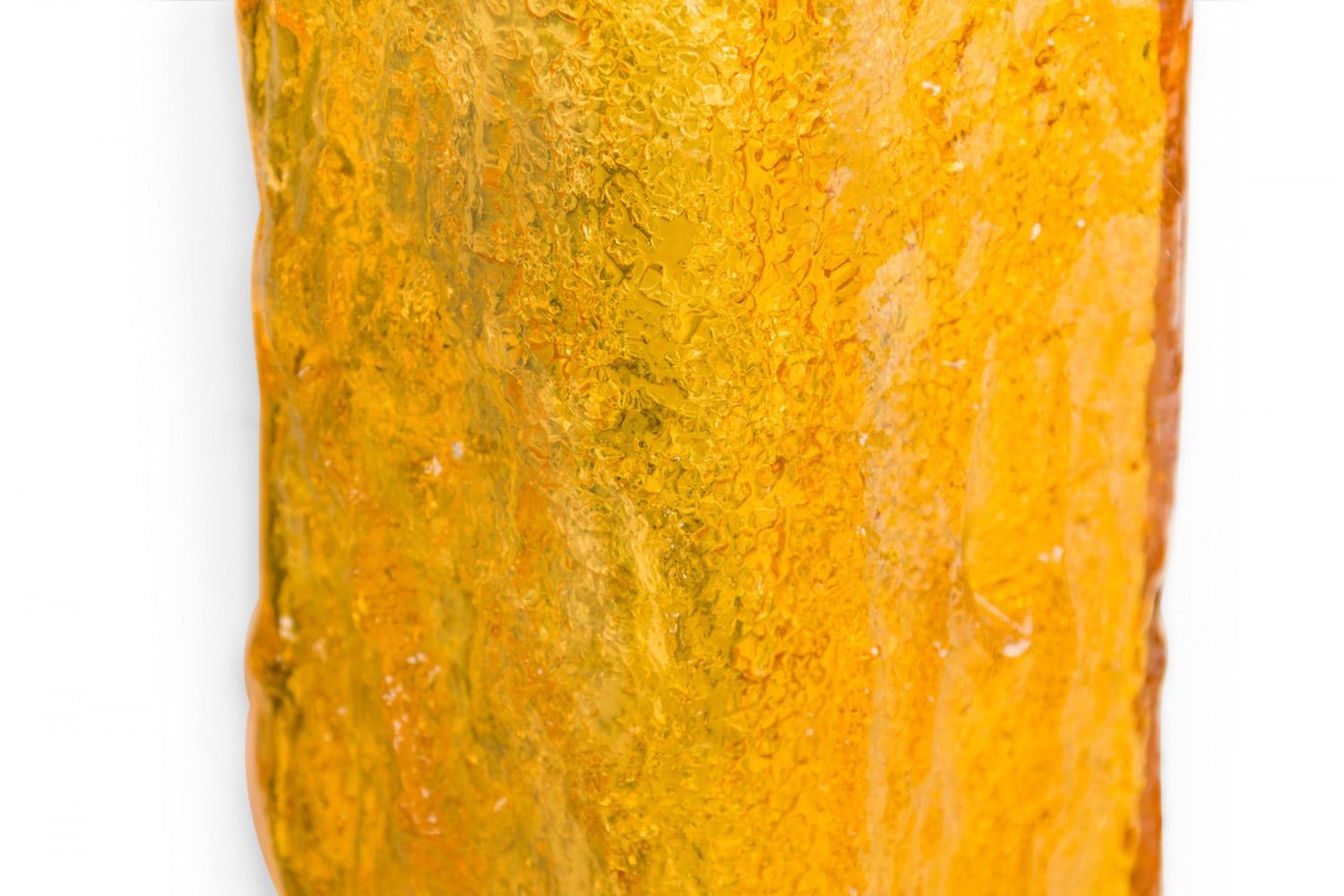 Set di 5 lampade da parete rettangolari di metà secolo in vetro ambrato testurizzato In condizioni buone in vendita a Queens, NY