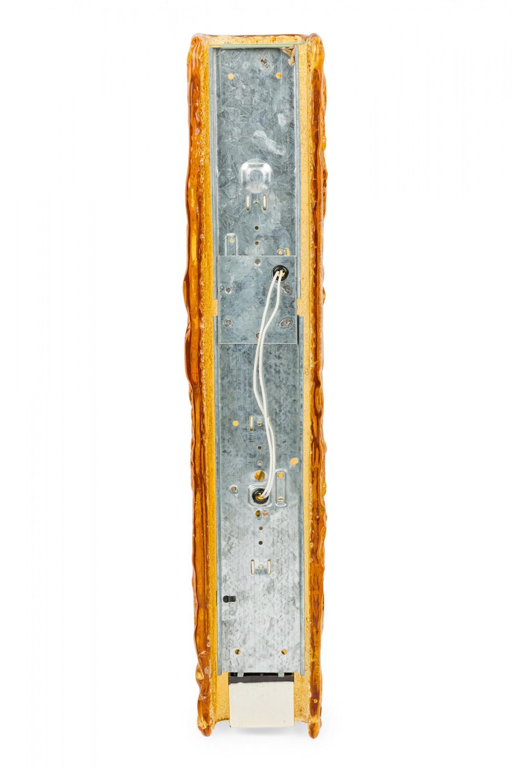 XX secolo Set di 5 lampade da parete rettangolari di metà secolo in vetro ambrato testurizzato in vendita