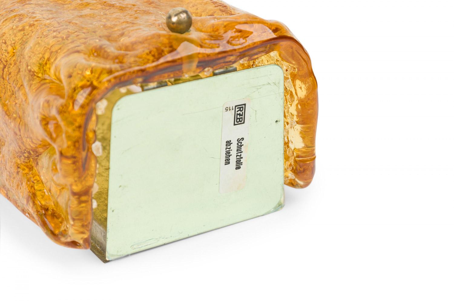 Ottone Set di 5 lampade da parete rettangolari di metà secolo in vetro ambrato testurizzato in vendita