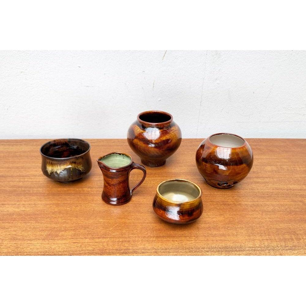 Brutalismo Set di 5 vasi, caraffe, ciotole e portacandele in stile Studio Pottery del 1960 in vendita