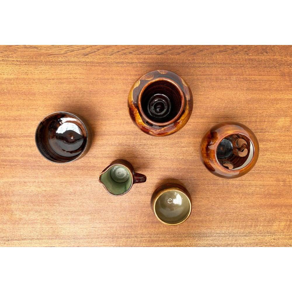 Tedesco Set di 5 vasi, caraffe, ciotole e portacandele in stile Studio Pottery del 1960 in vendita
