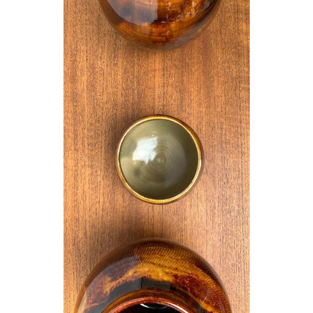 XX secolo Set di 5 vasi, caraffe, ciotole e portacandele in stile Studio Pottery del 1960 in vendita
