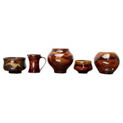 Set di 5 vasi, caraffe, ciotole e portacandele in stile Studio Pottery del 1960