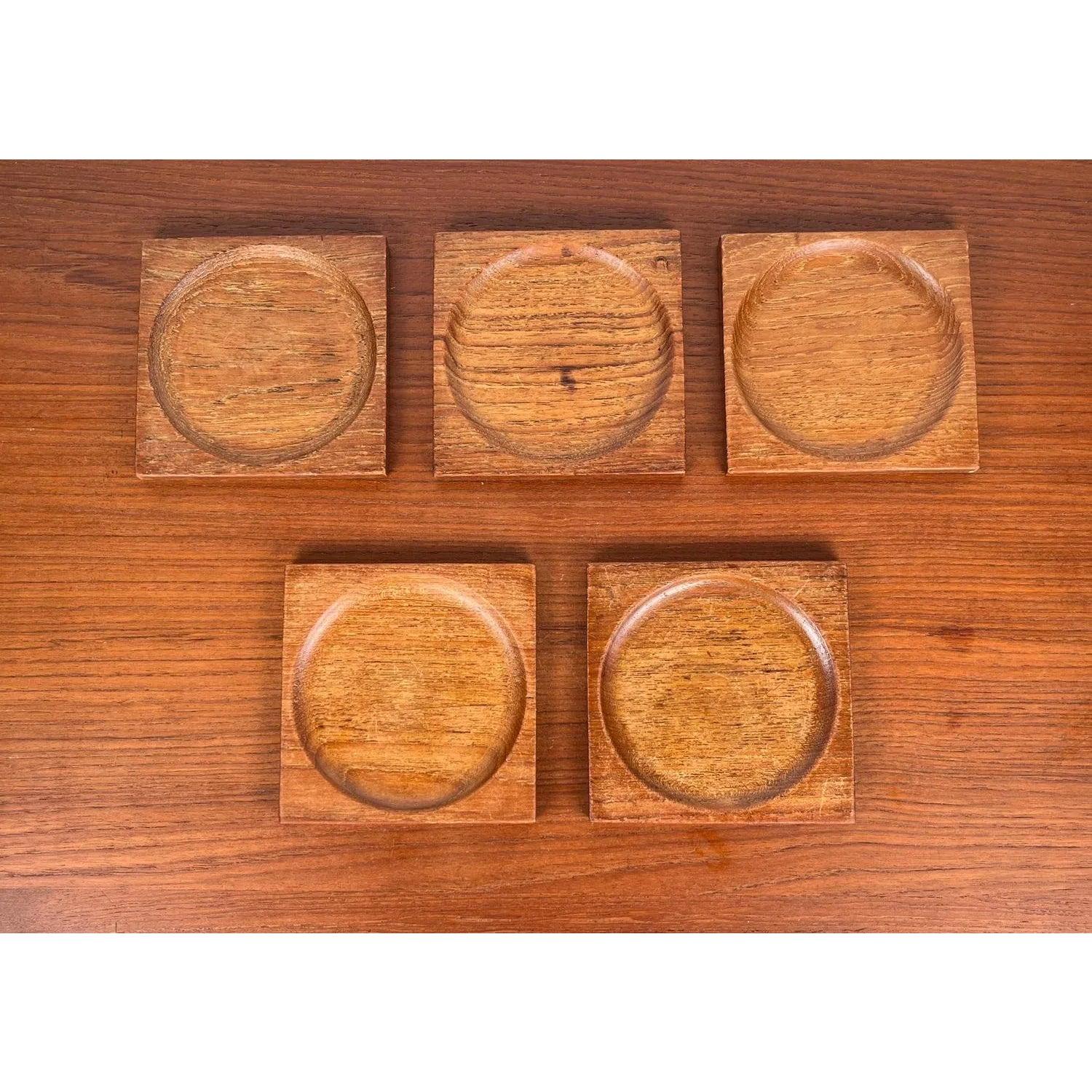 Sous-verres en teck du milieu du siècle, années 1960, lot de 5, en très bon état. Conçue de 1960 à 1969

Informations complémentaires :
Matériaux : Teck
Couleur : marron
Styles : Moderne du milieu du siècle
Type d'article : Vintage, antique ou