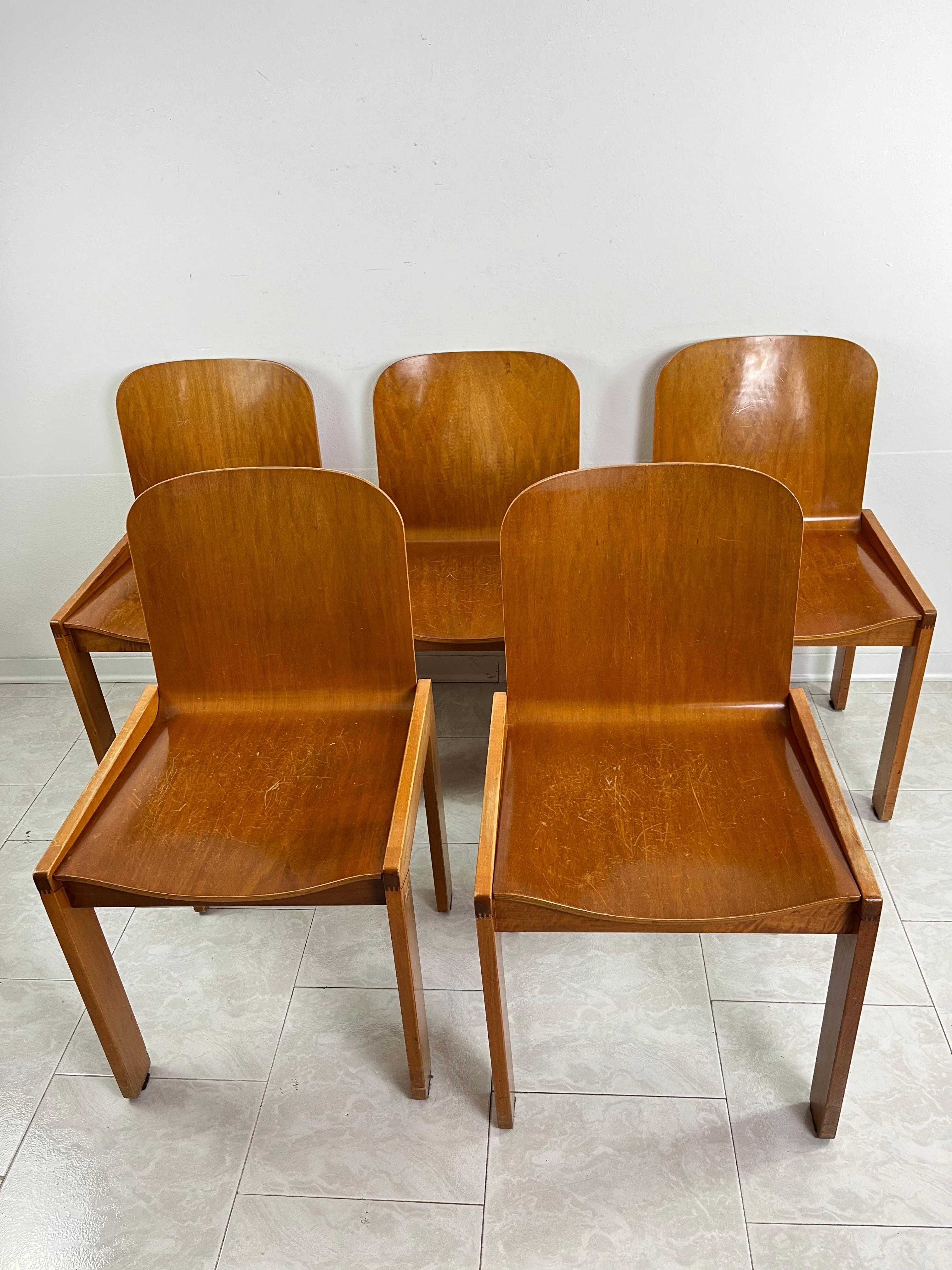 Ensemble de 5 chaises de salle à manger Molteni Vintage Mid-Century des années 1970, design italien.
Les conditions sont celles de l'époque. Après une légère restauration, intact mais avec des rayures (voir les photographies descriptives).
