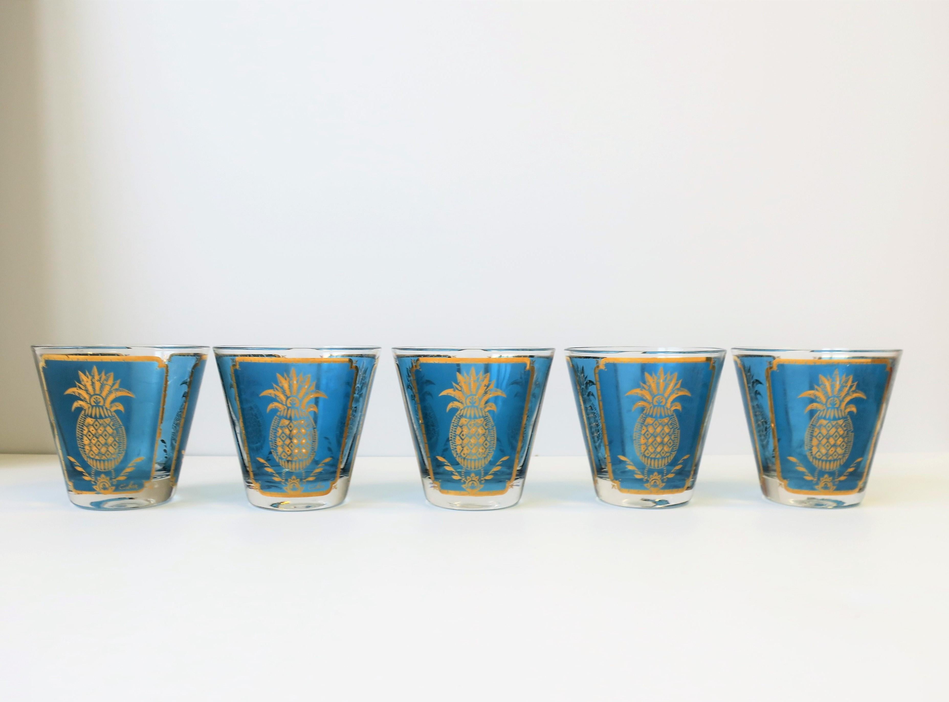 A beautiful set of 5 mid-20th century blue and 22-karat gold cocktail rocks' glasses with pineapple design by Culver in the Hollywood Regency style. Great for summer or holiday entertaining on a bar cart, bar area, tray, etc. With maker's mark on