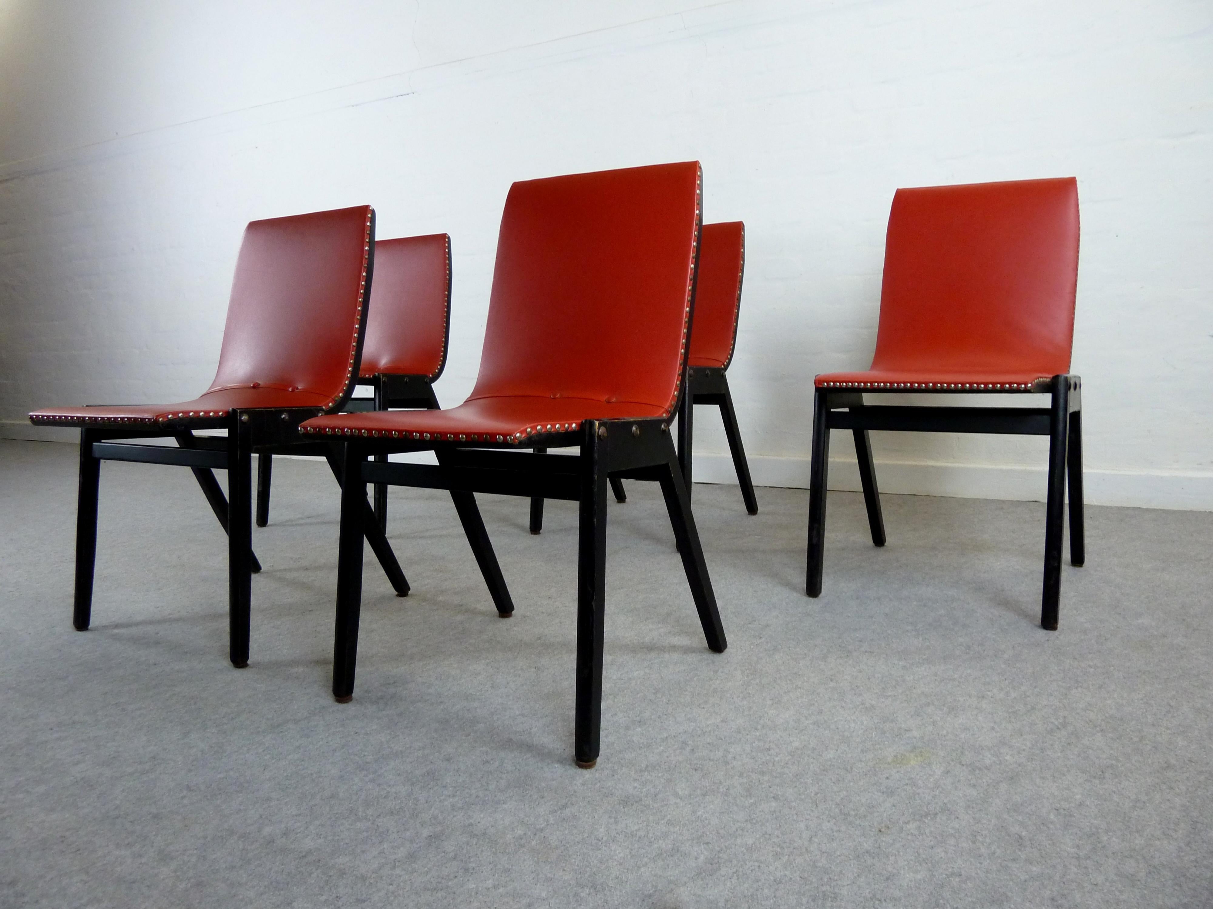 A rare set of 5 chairs from Austrian architect Roland Rainer designed for the Vienna City Hall.
Not so often seen version original upholstered in red artificial leather from the 1950s.
Well used but still in stabile condition.