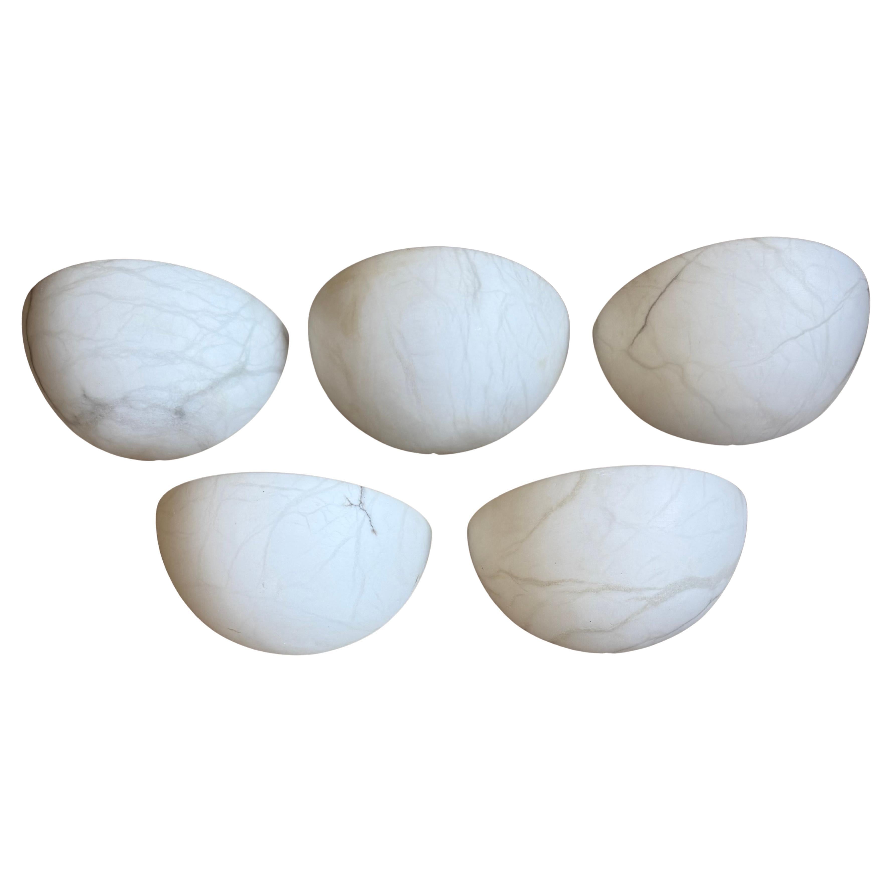 Satz von 5 MidCentury Modern Art Deco St., Timeless Design Alabaster Wandleuchter