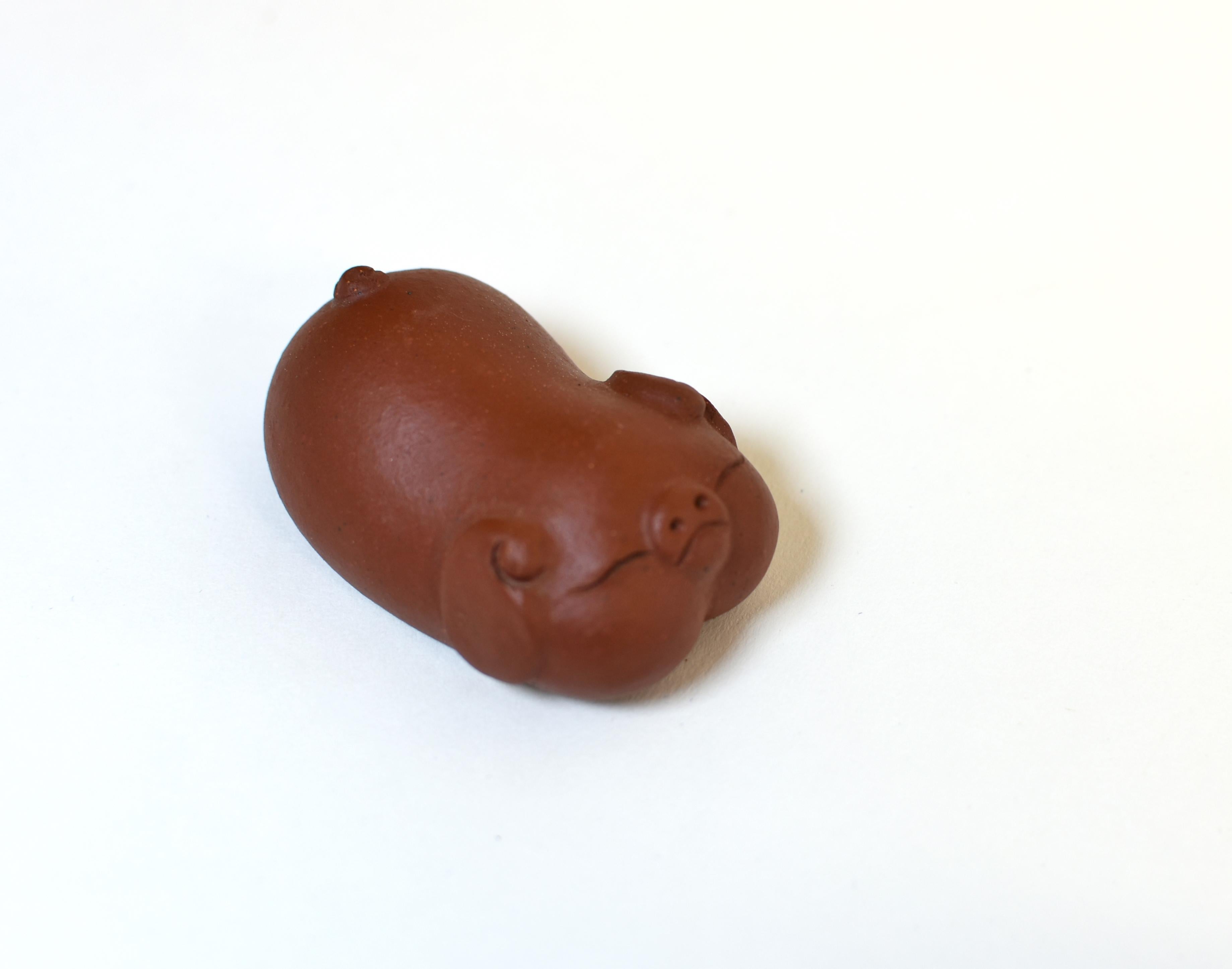 Fatto a mano Set di 5 mini maiali in terracotta, animali da tè e fermacarte in vendita