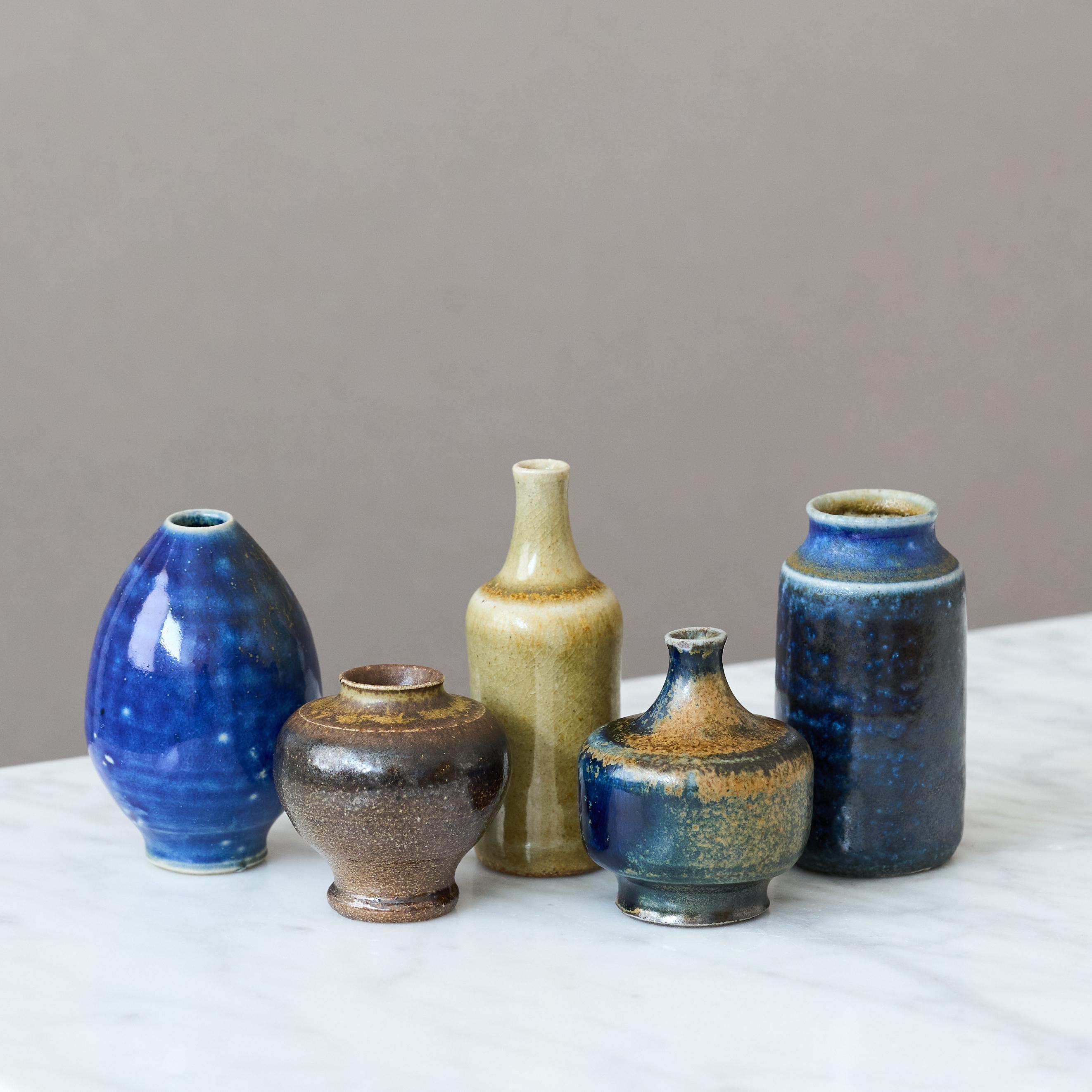 Un ensemble de cinq beaux vases en grès avec une glaçure étonnante. 
Fabriqué par Arthur Andersson pour Wallakra, Suède, années 1950

Excellent état. 

Arthur Andersson était l'un des principaux artistes céramistes suédois du XXe siècle. Après ses