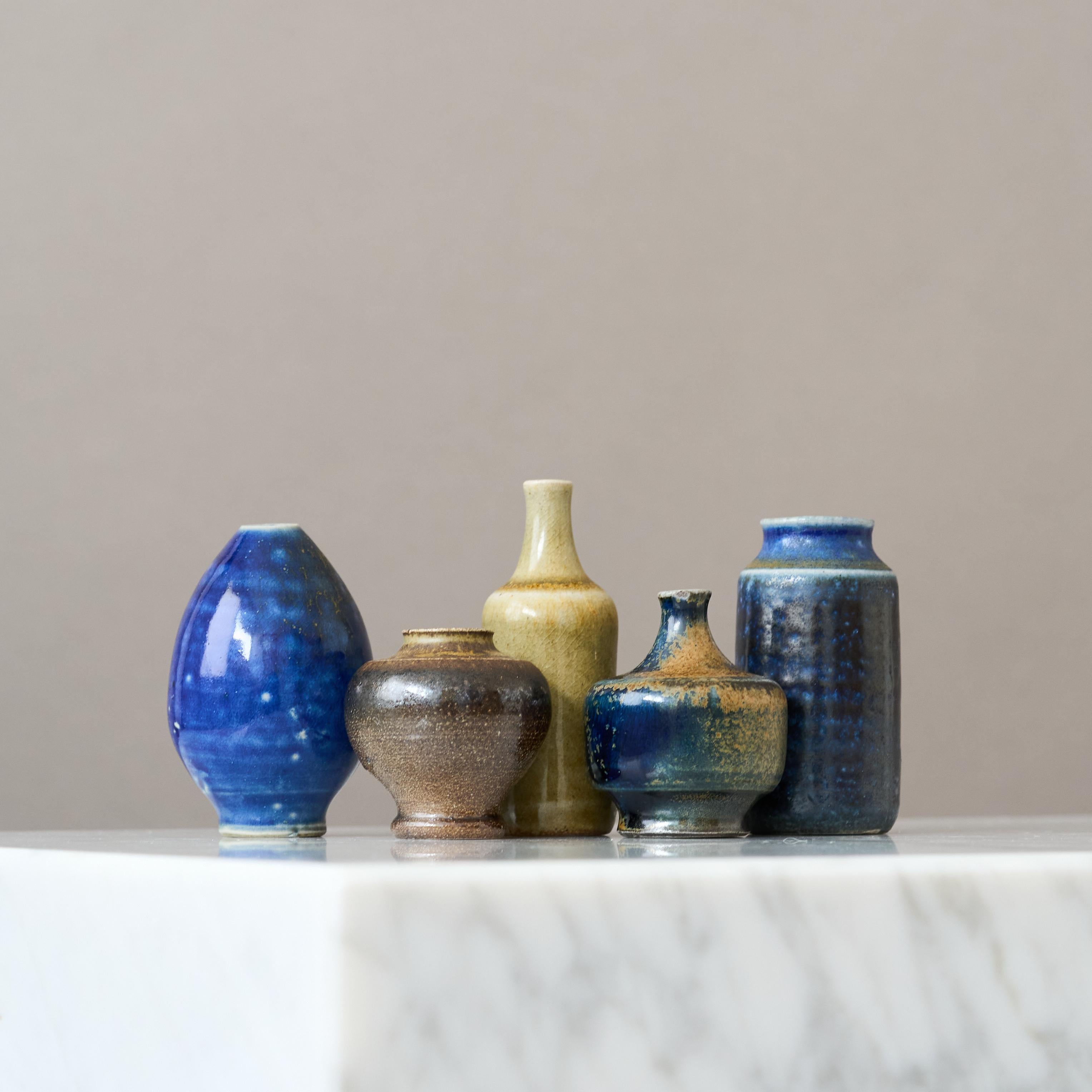 Scandinave moderne Ensemble de 5 vases miniatures en grès par Arthur Andersson, Wallakra, Suède, années 1950 en vente