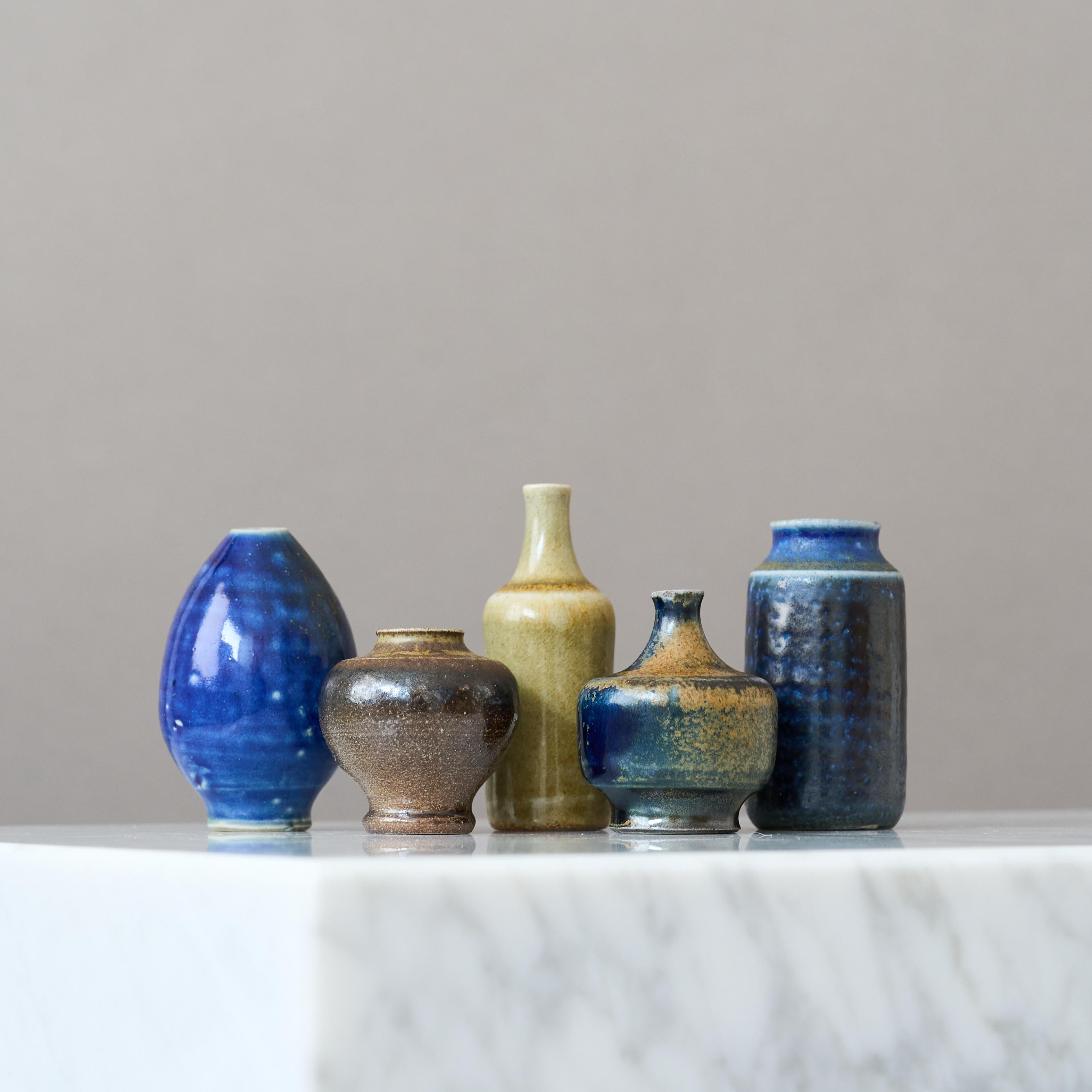 Suédois Ensemble de 5 vases miniatures en grès par Arthur Andersson, Wallakra, Suède, années 1950 en vente