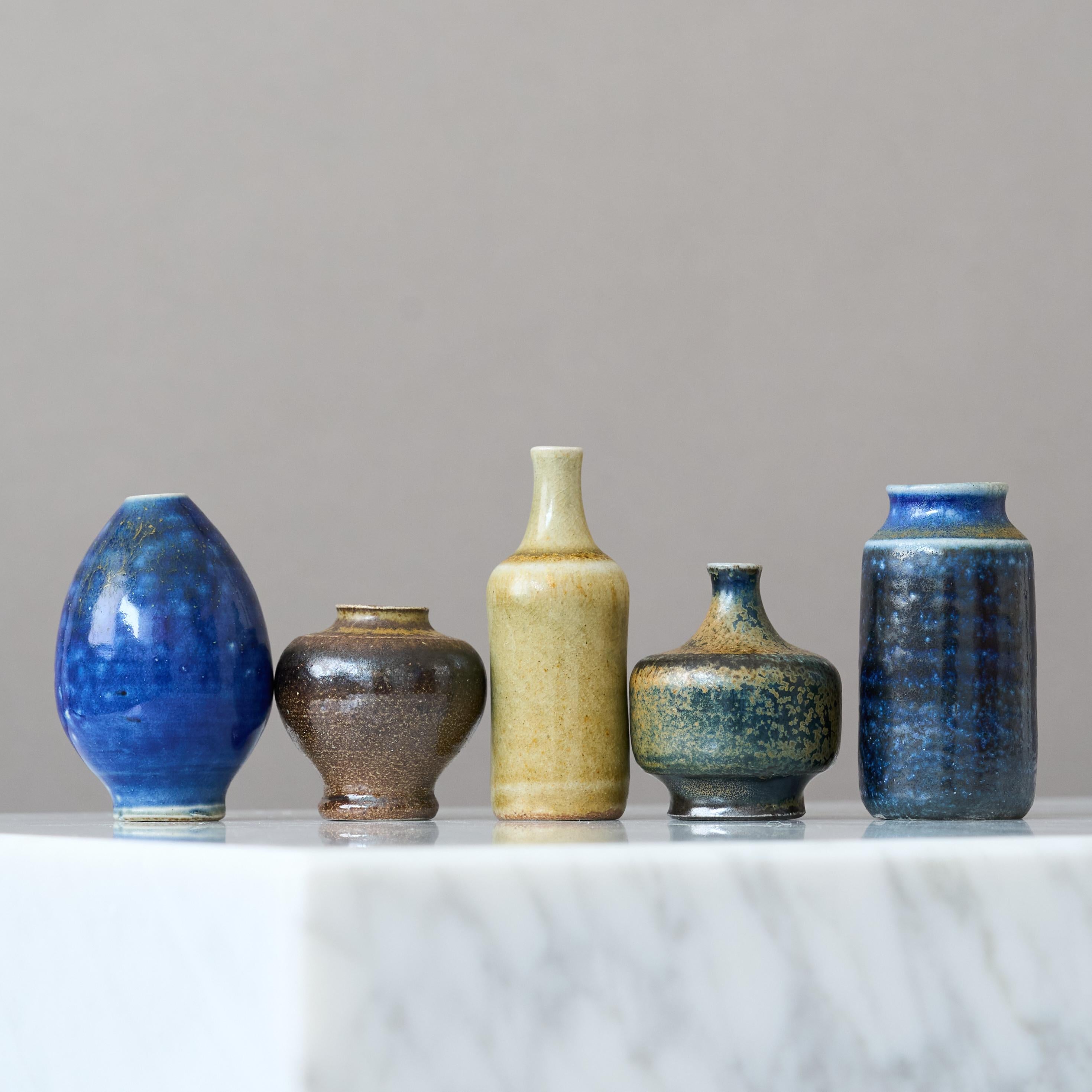 Vernissé Ensemble de 5 vases miniatures en grès par Arthur Andersson, Wallakra, Suède, années 1950 en vente