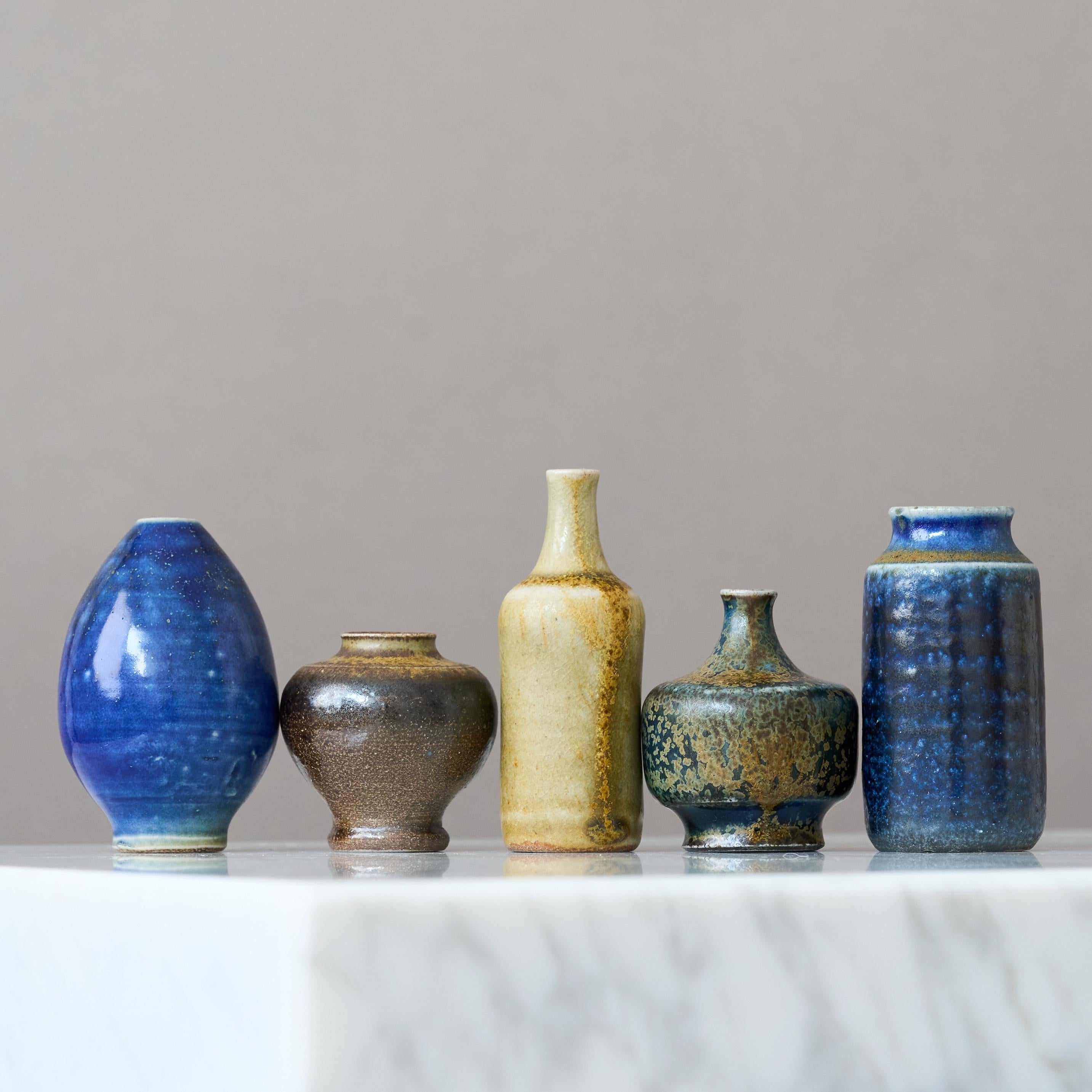 Ensemble de 5 vases miniatures en grès par Arthur Andersson, Wallakra, Suède, années 1950 Bon état - En vente à Malmö, SE