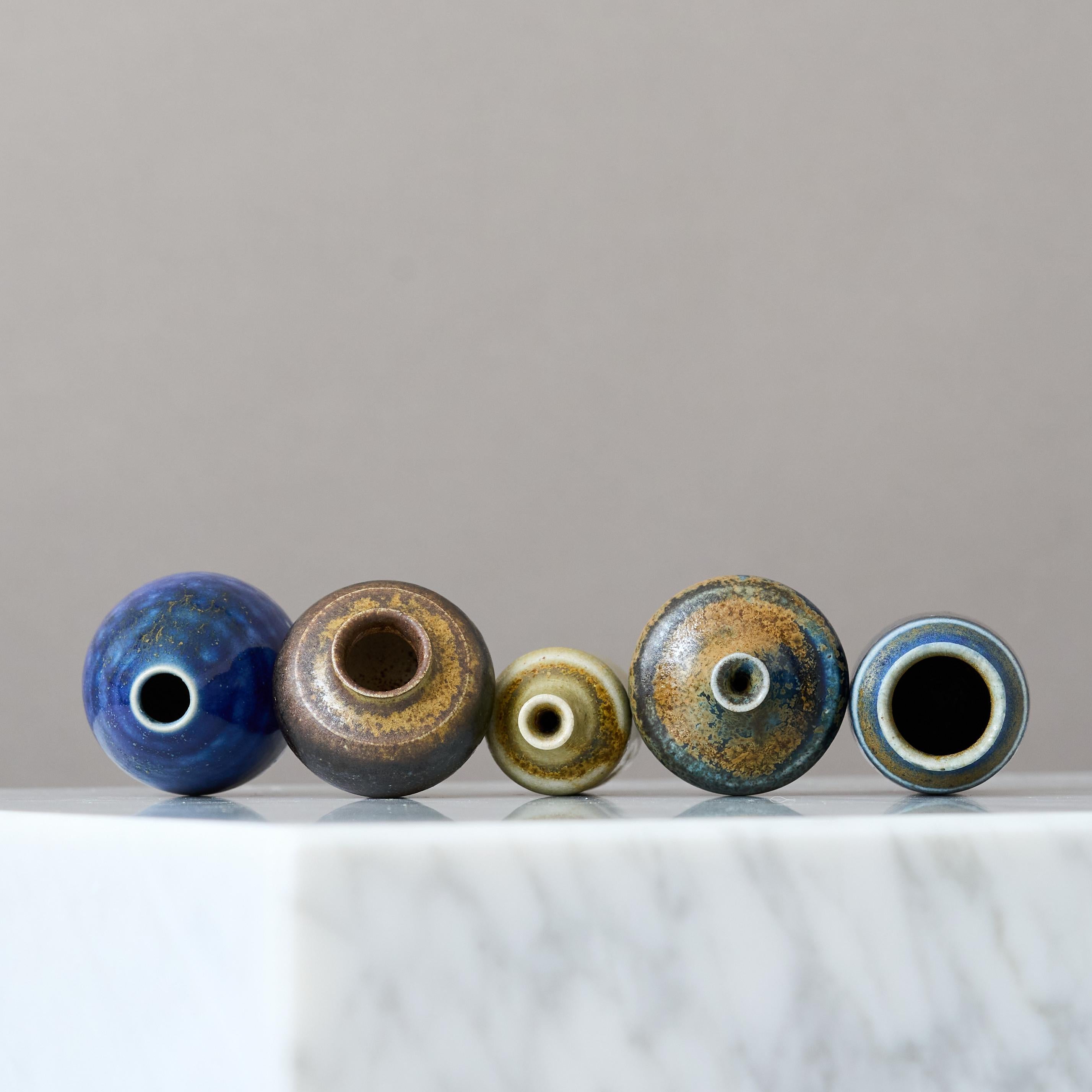 20ième siècle Ensemble de 5 vases miniatures en grès par Arthur Andersson, Wallakra, Suède, années 1950 en vente