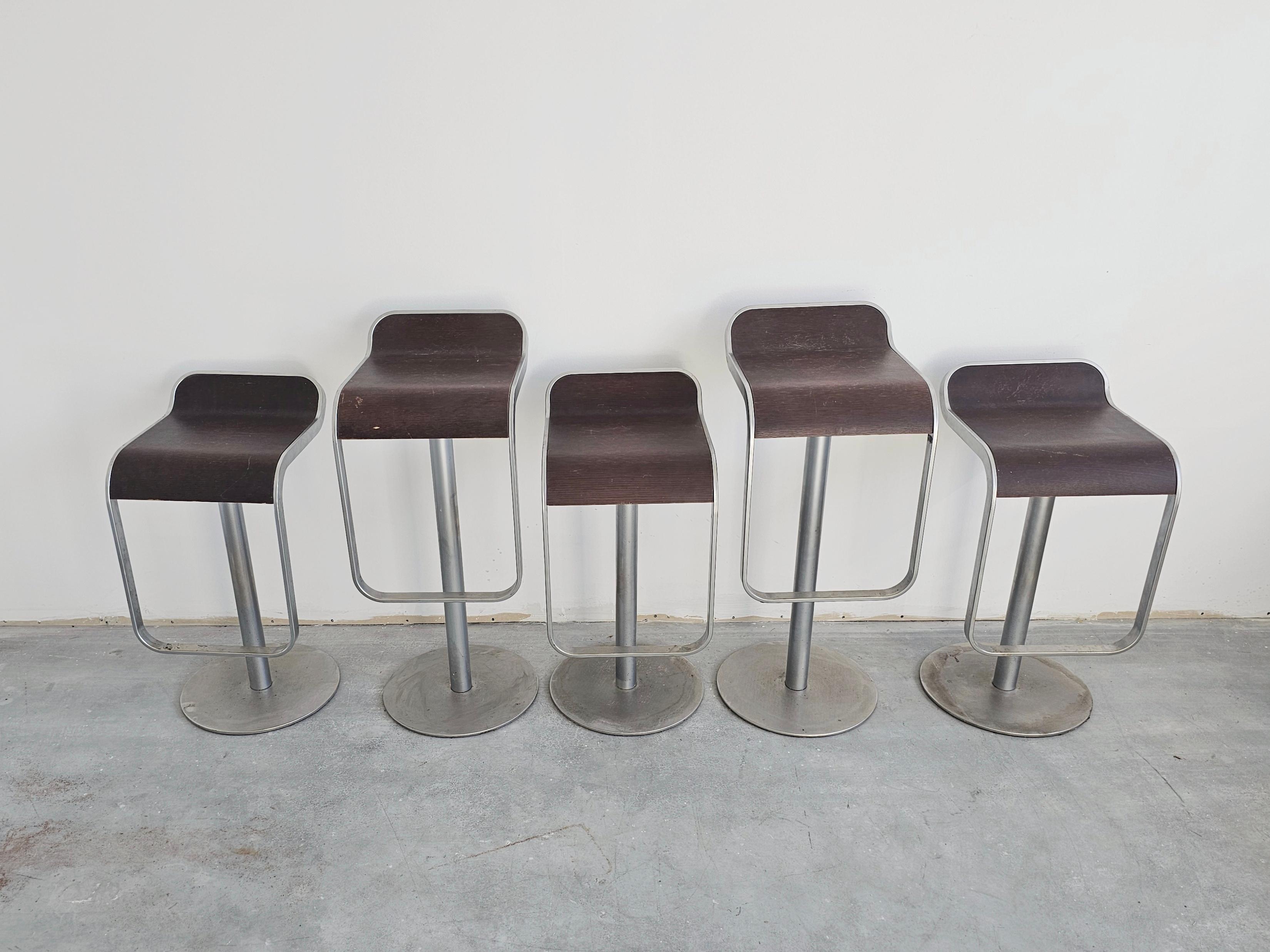 Dans cette annonce, vous trouverez 5 tabourets de bar minimalistes, modèle LEM, fabriqués par LaPalma, en deux hauteurs différentes.

Les tabourets de bar LEM ont été conçus par Shin et Tomoko Azumi et ont été nommés 