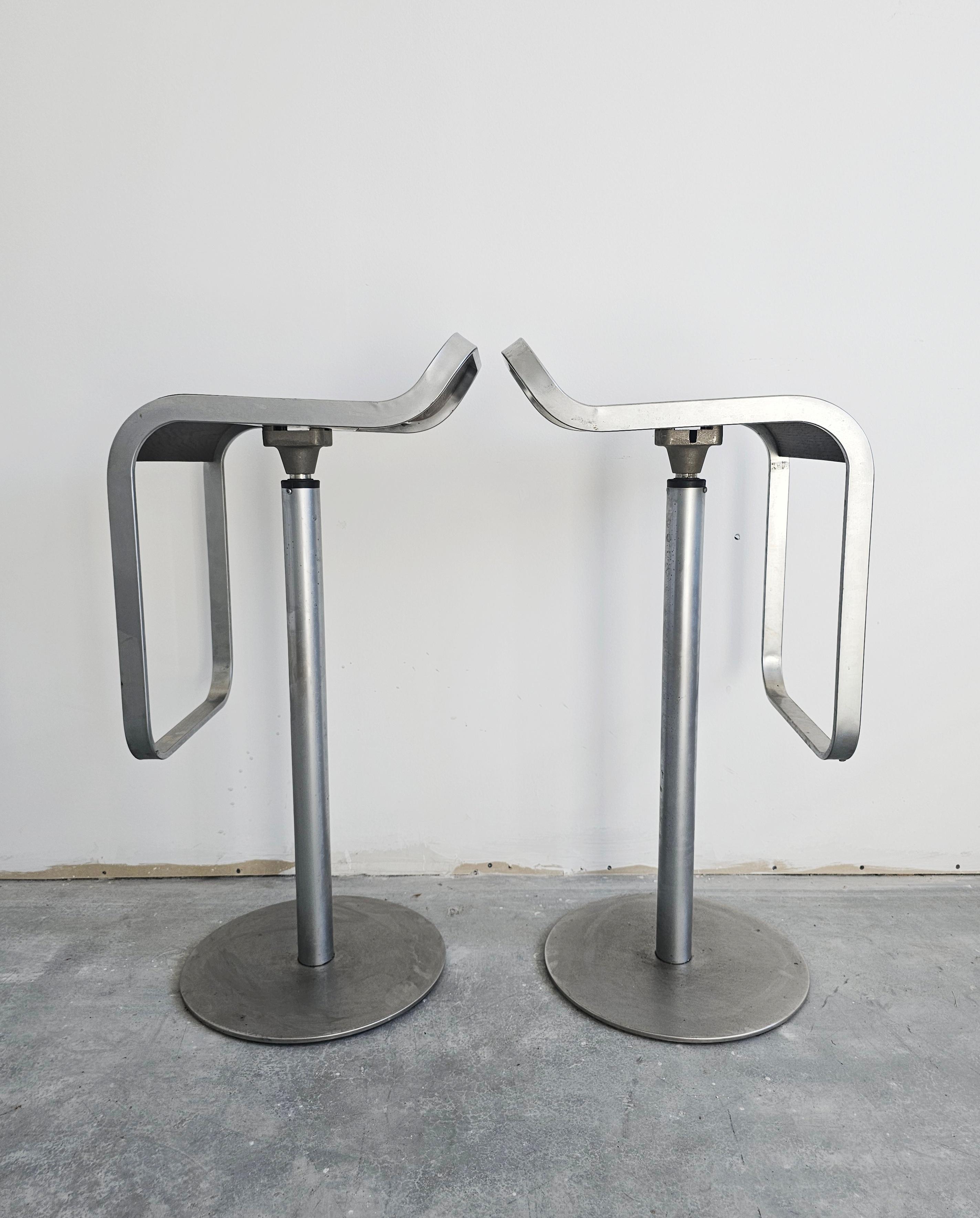 XXIe siècle et contemporain 1 des 5 tabourets de bar minimalistes LEM de LaPalma en acier et sièges en bois en vente