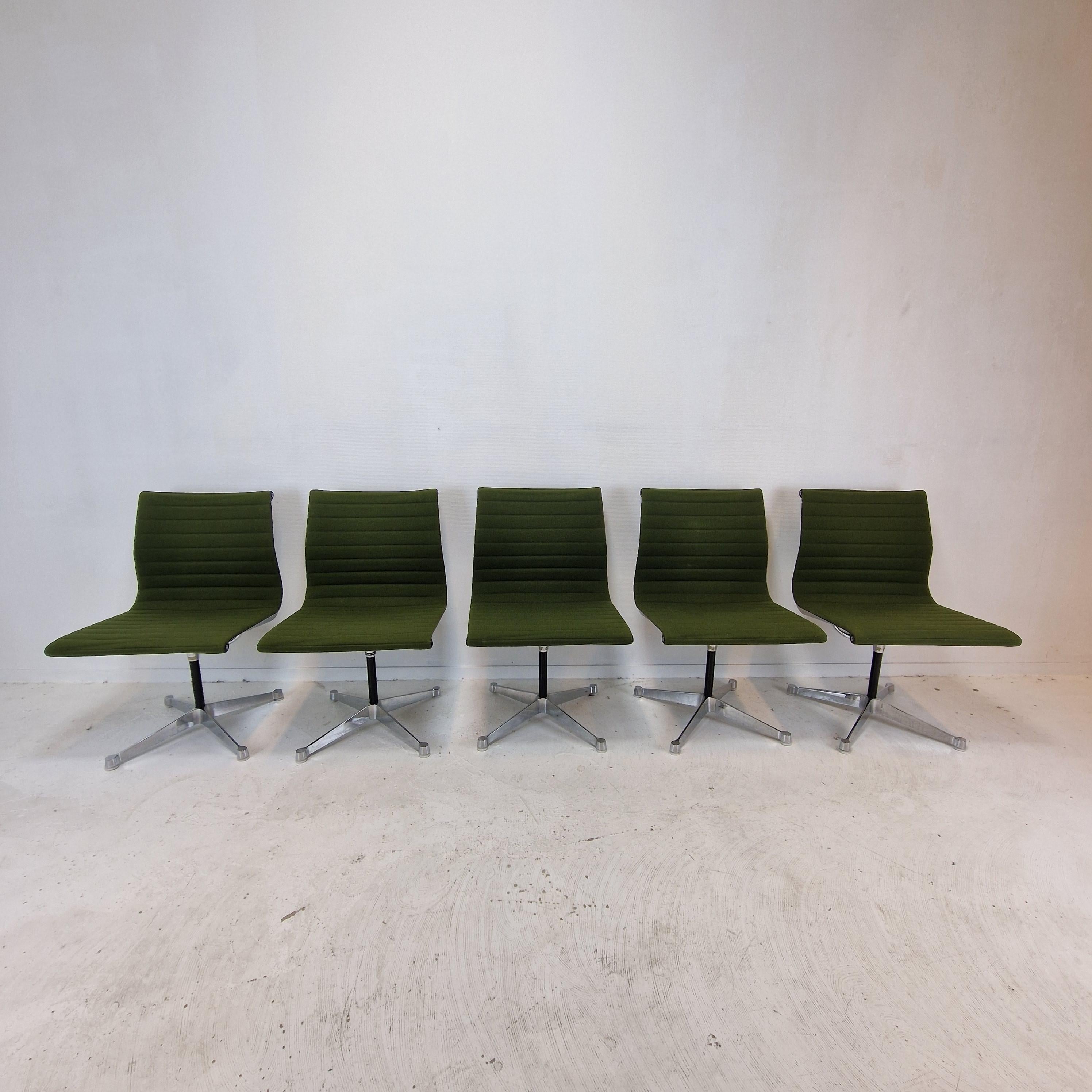 Sehr schöner Satz von 5 originalen EA105 Stühlen.
Diese Drehstühle wurden von Charles und Ray Eames entworfen und in den 70er Jahren von Herman Miller hergestellt.

Sie haben die originalen grünen 
