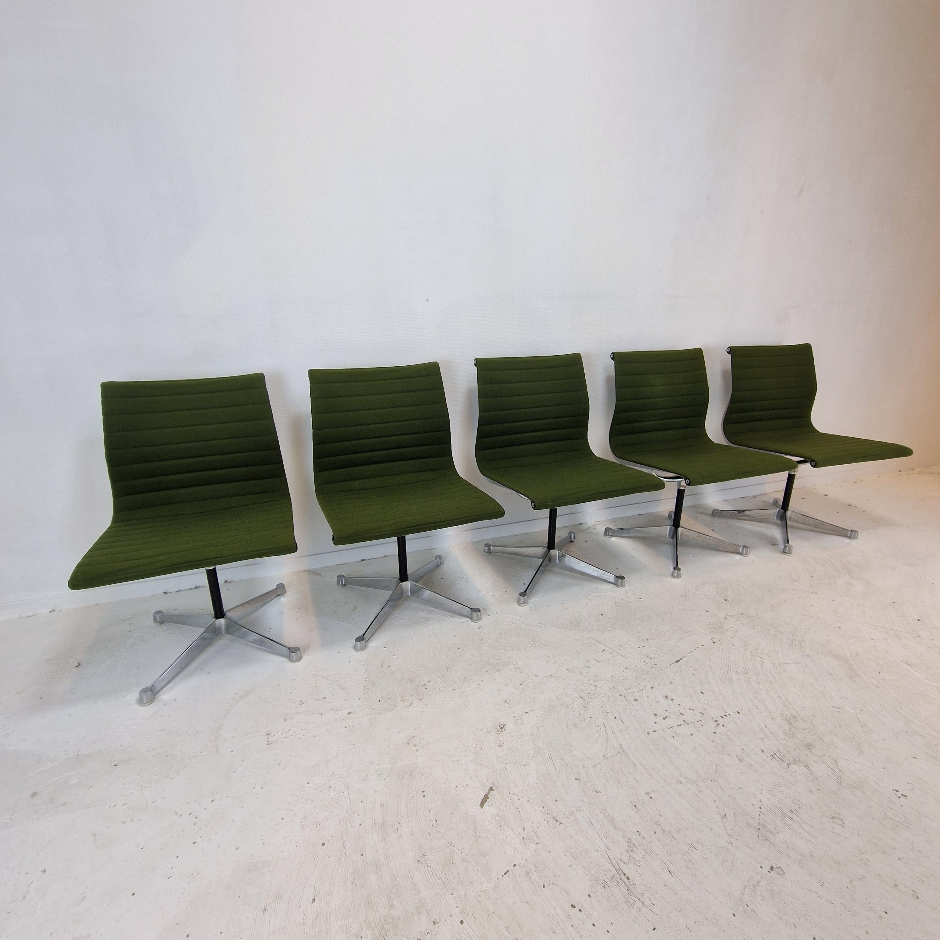 Mid-Century Modern Set of 5 Model EA 105 Chairs by Eames for Herman Miller, 1970's For Sale