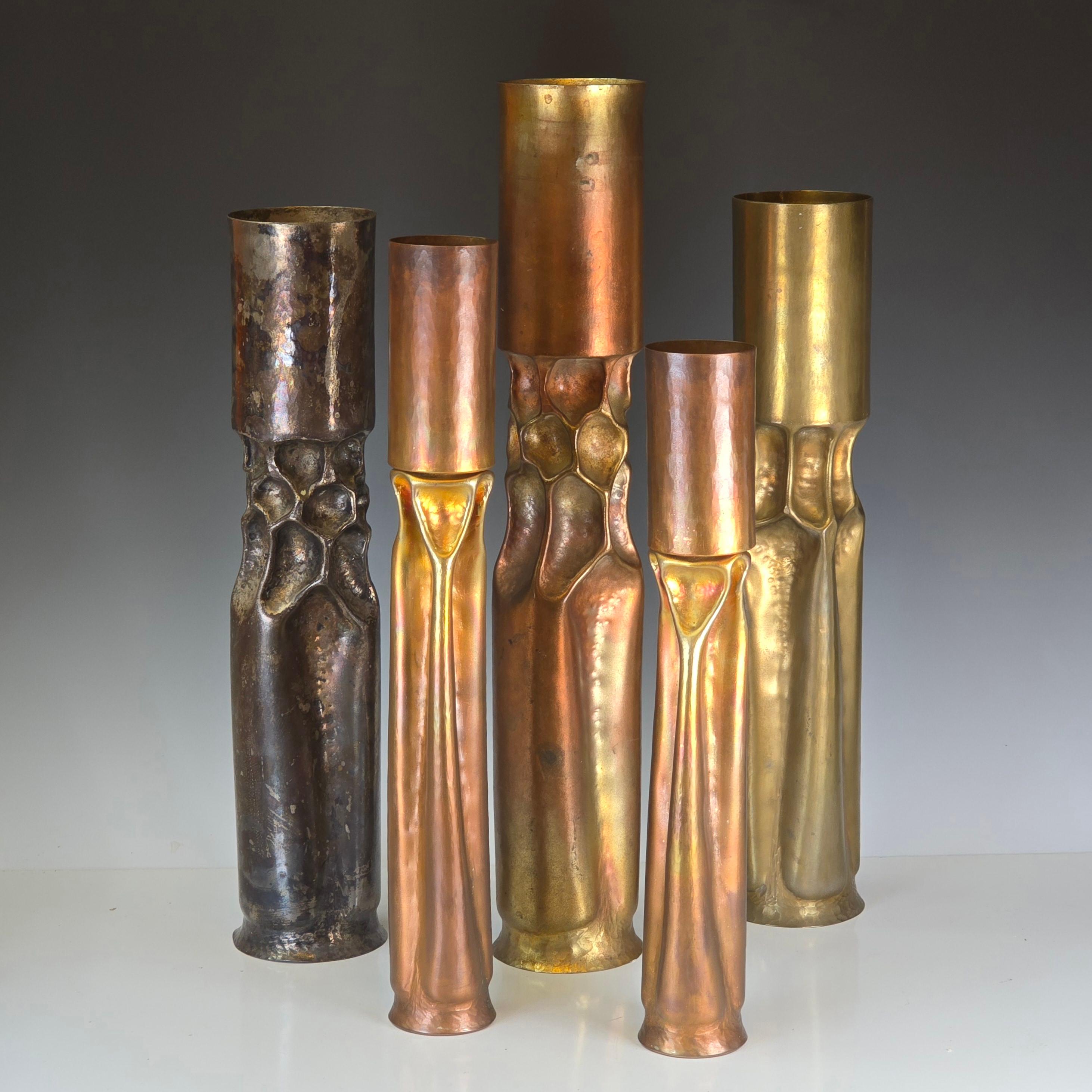 Un bellissimo set da collezione di 5 portacandele modernisti di Thomas Roy Markusen, famoso artigiano del metallo.  Questi portacandele sono di diverse dimensioni oppure mi piacciono come opere d'arte su una credenza o su un caminetto.   Si tratta