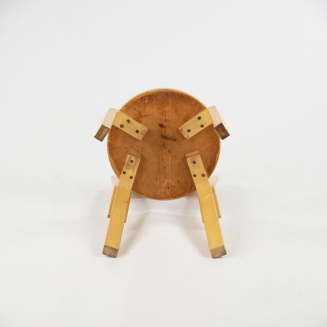Si tratta di un set di cinque sedie per bambini Artek N65, progettate inizialmente da Alvar Aalto e Aino Aalto nel 1935. Questo particolare set risale agli anni '50. Le sedie sono state prodotte in Finlandia e presentano la classica struttura in