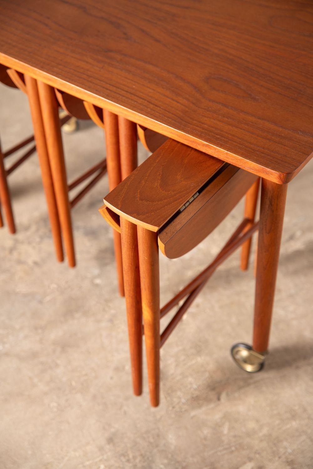 Set of 5 Nesting Snack Tables By Carlo Jensen For Hundevad Of Denmark in Teak In Good Condition For Sale In Dallas, TX