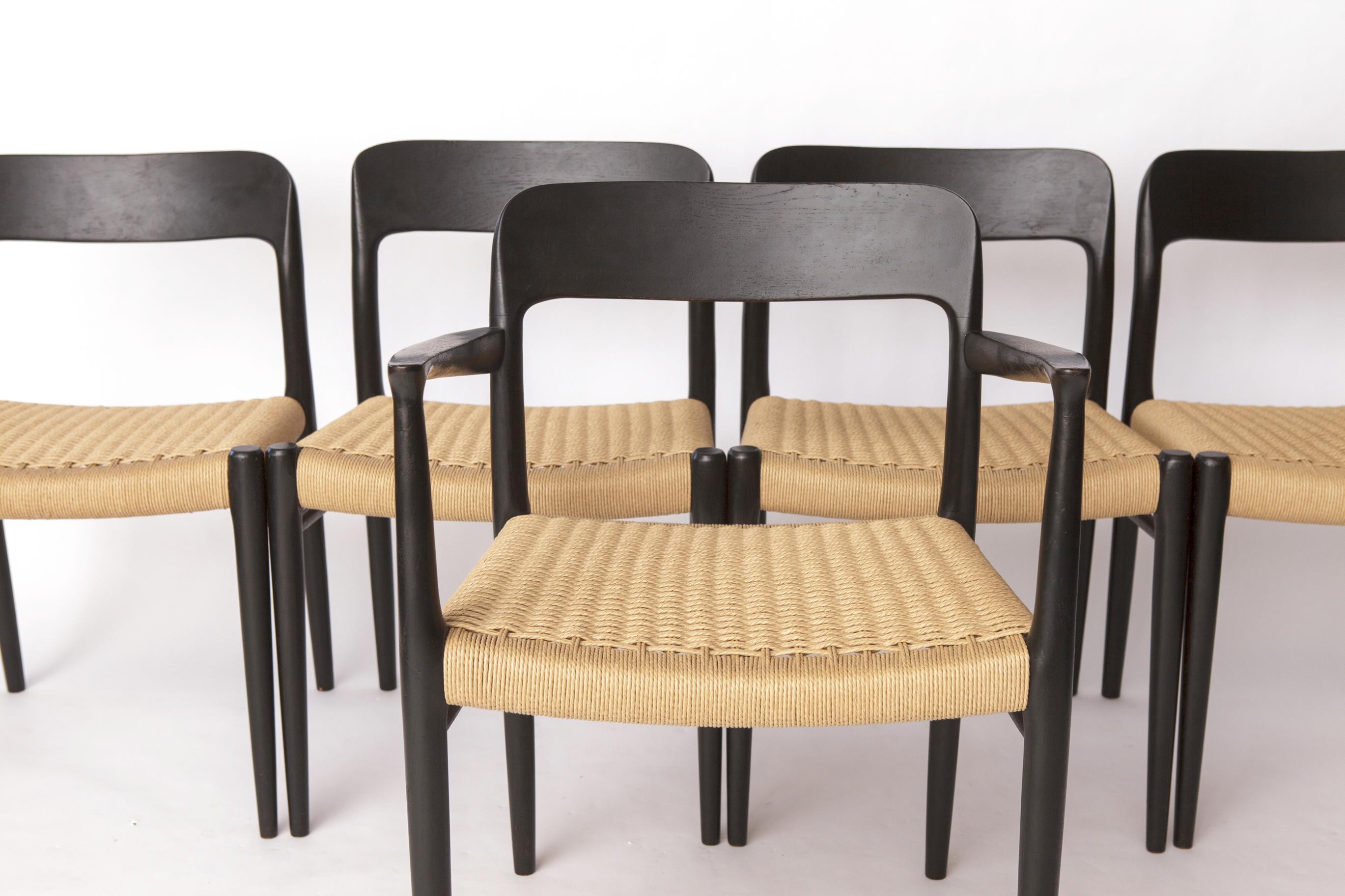 Ensemble de 5 chaises Niels Møller - modèles 75 et 56 en noir, années 1950 Design danois

Magnifique ensemble mixte de cinq chaises de salle à manger emblématiques du designer danois Niels O. Møller, comprenant les modèles 75 et 56 des années 1950.