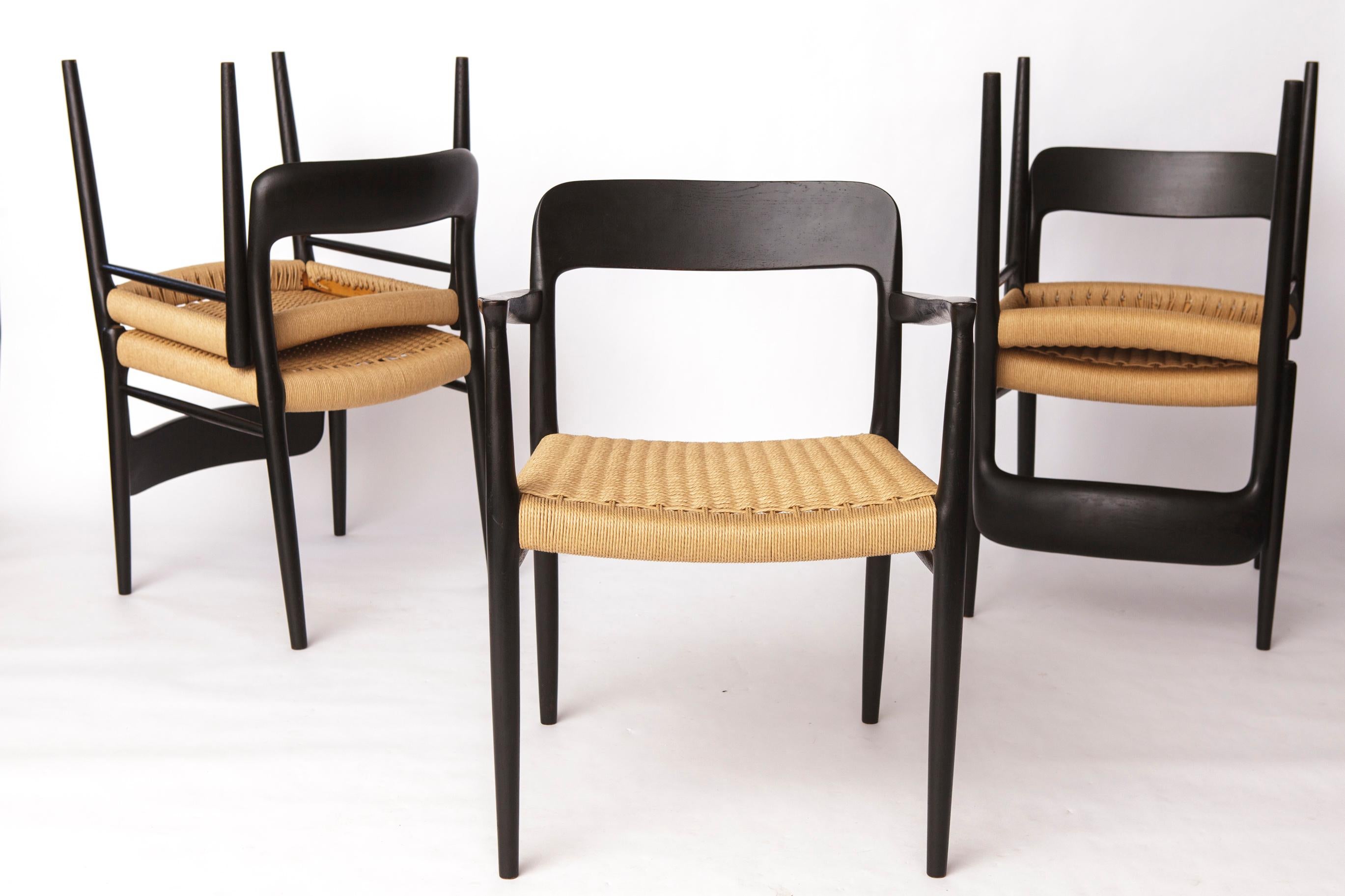 Mid-Century Modern Ensemble de 5 chaises Niels Møller - Model No 75 & 56, noires Design danois du milieu du siècle en vente