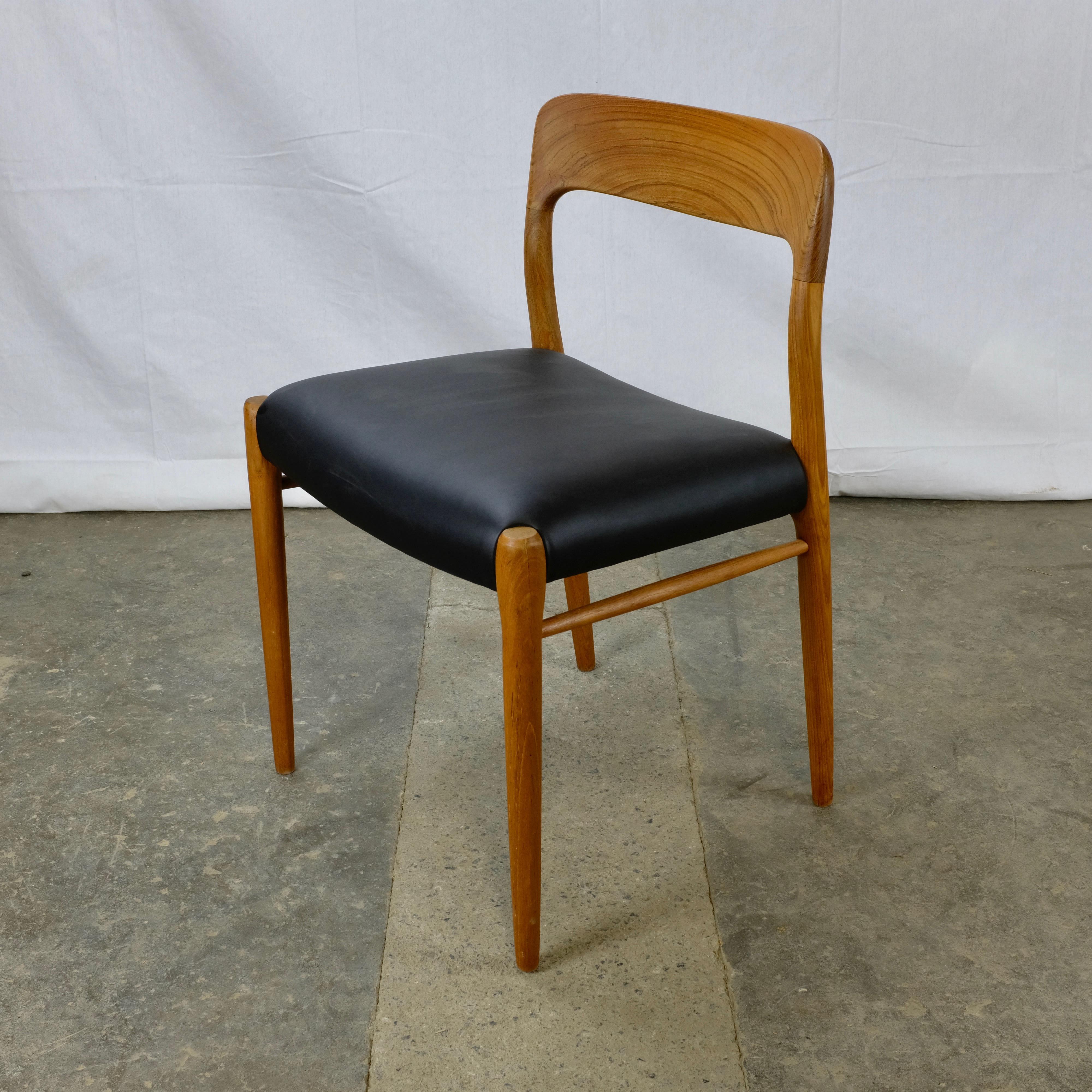 Scandinavian Modern Set of 5 Niels Møller No. 75 Dining Chairs in Teak For Sale