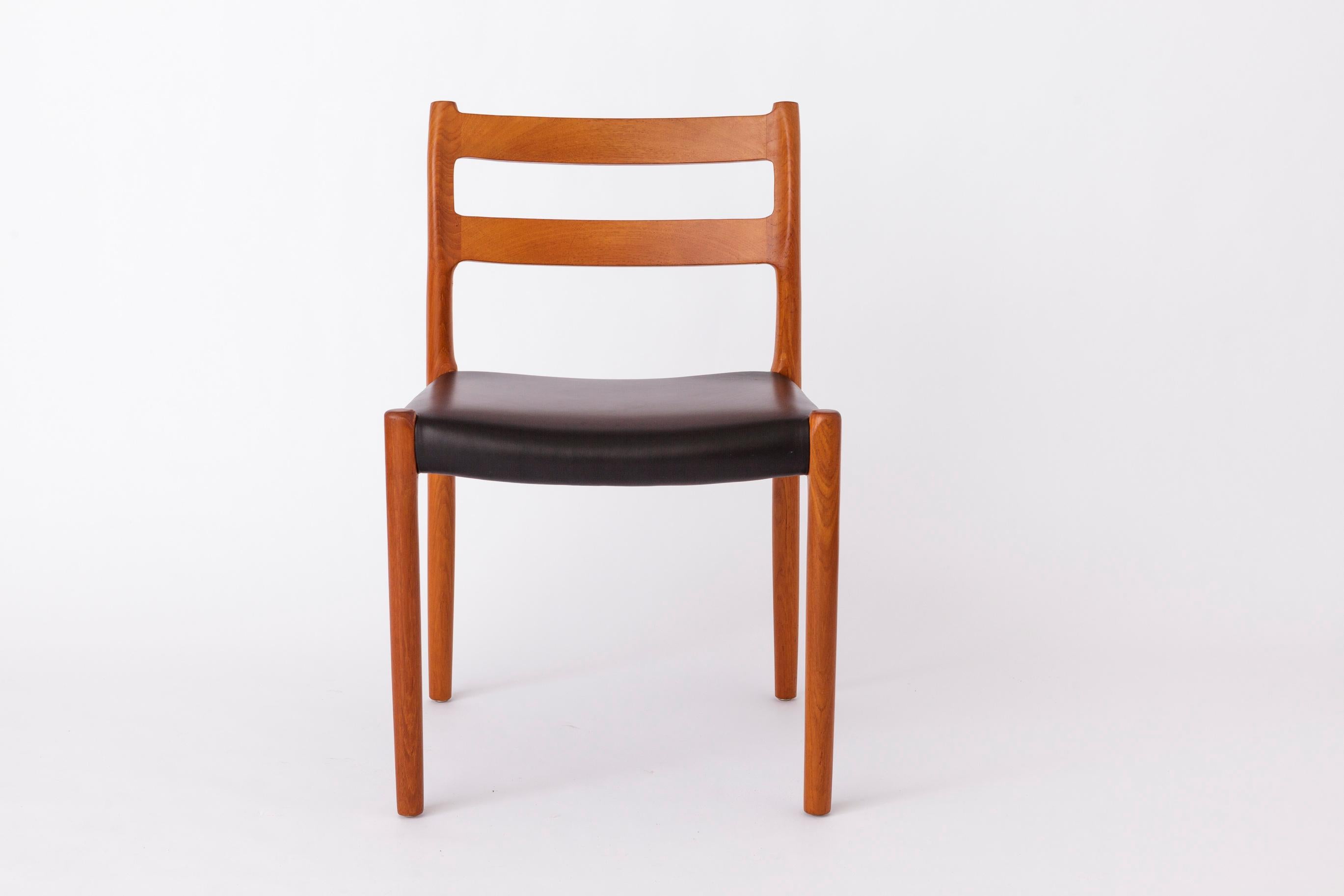 Mid-Century moderno Set di 5 sedie Niels Otto Møller Model 84 - Sedie da pranzo danesi in teak e pelle in vendita