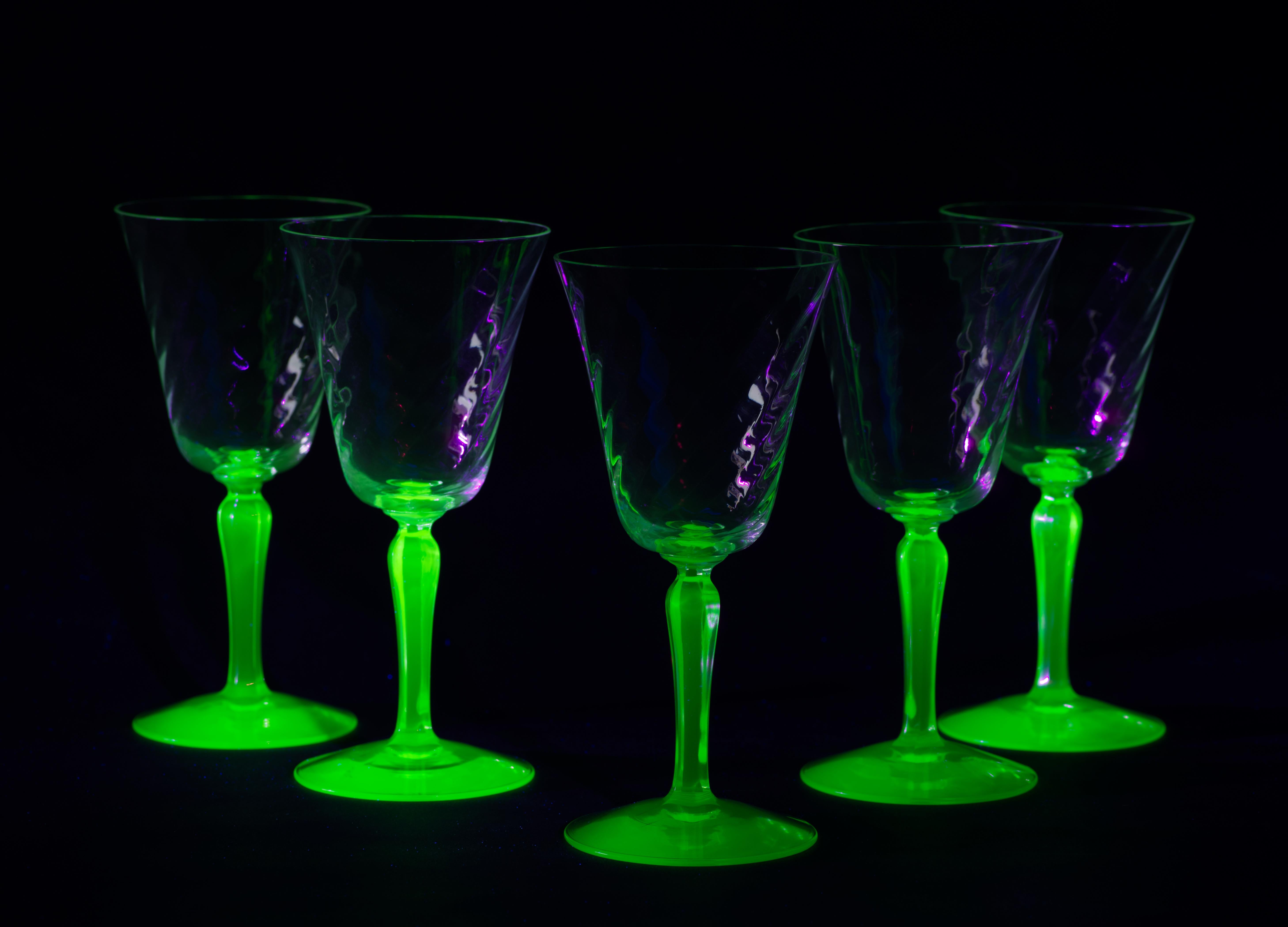 Les verres à vin ou à eau Vintage Mid-Century Modern ont été fabriqués en verre vert uranium avec une texture Op-Art allant des tiges aux bords des coupes. De larges bases assurent la stabilité, et des tiges aux formes délicates s'écoulent vers les