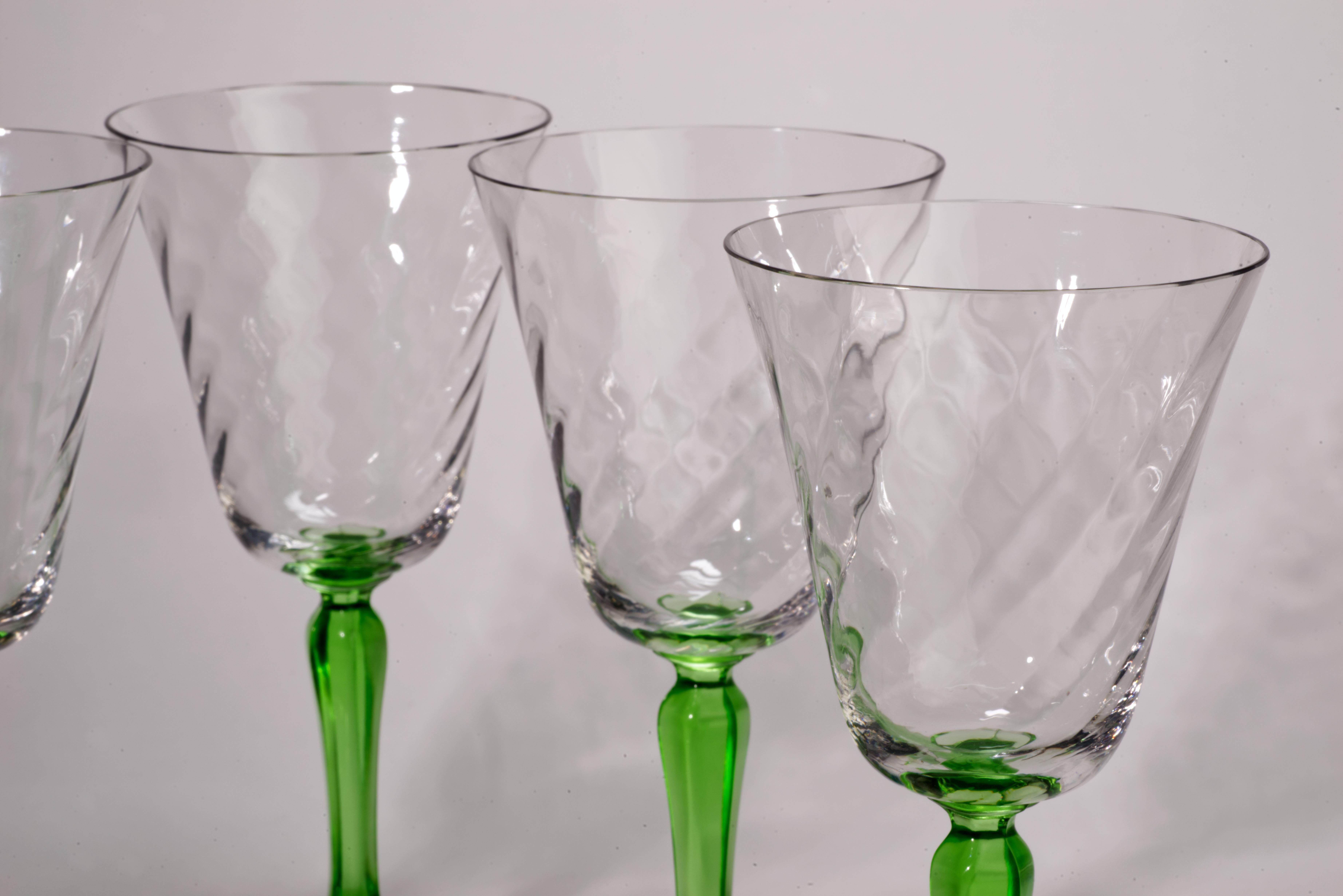 Mid-Century Modern Ensemble de 5 verres à gobelets Op-Art, verre vert uranium éclairé par la lumière UV en vente