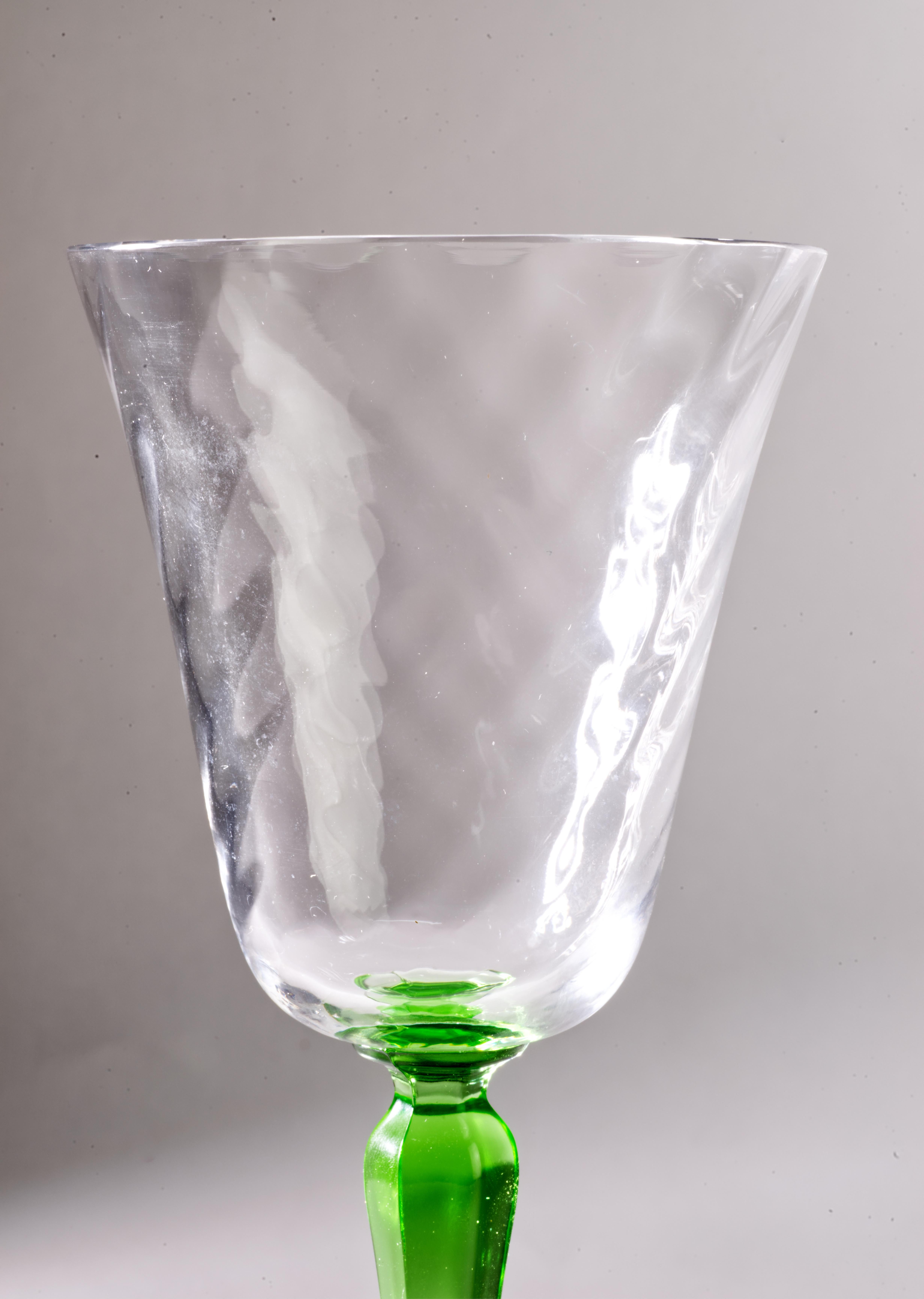 Ensemble de 5 verres à gobelets Op-Art, verre vert uranium éclairé par la lumière UV Bon état - En vente à Clifton Springs, NY