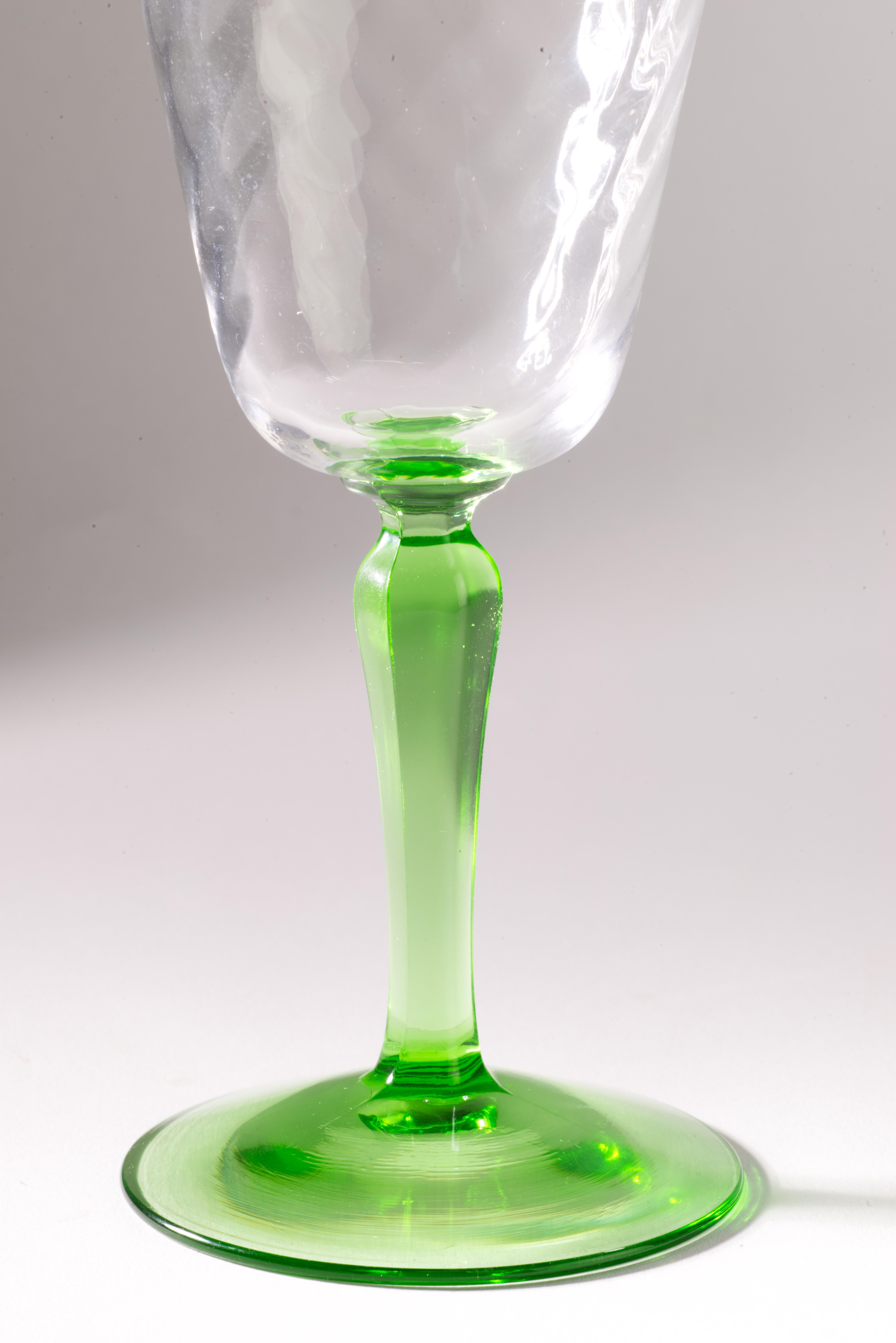 20ième siècle Ensemble de 5 verres à gobelets Op-Art, verre vert uranium éclairé par la lumière UV en vente