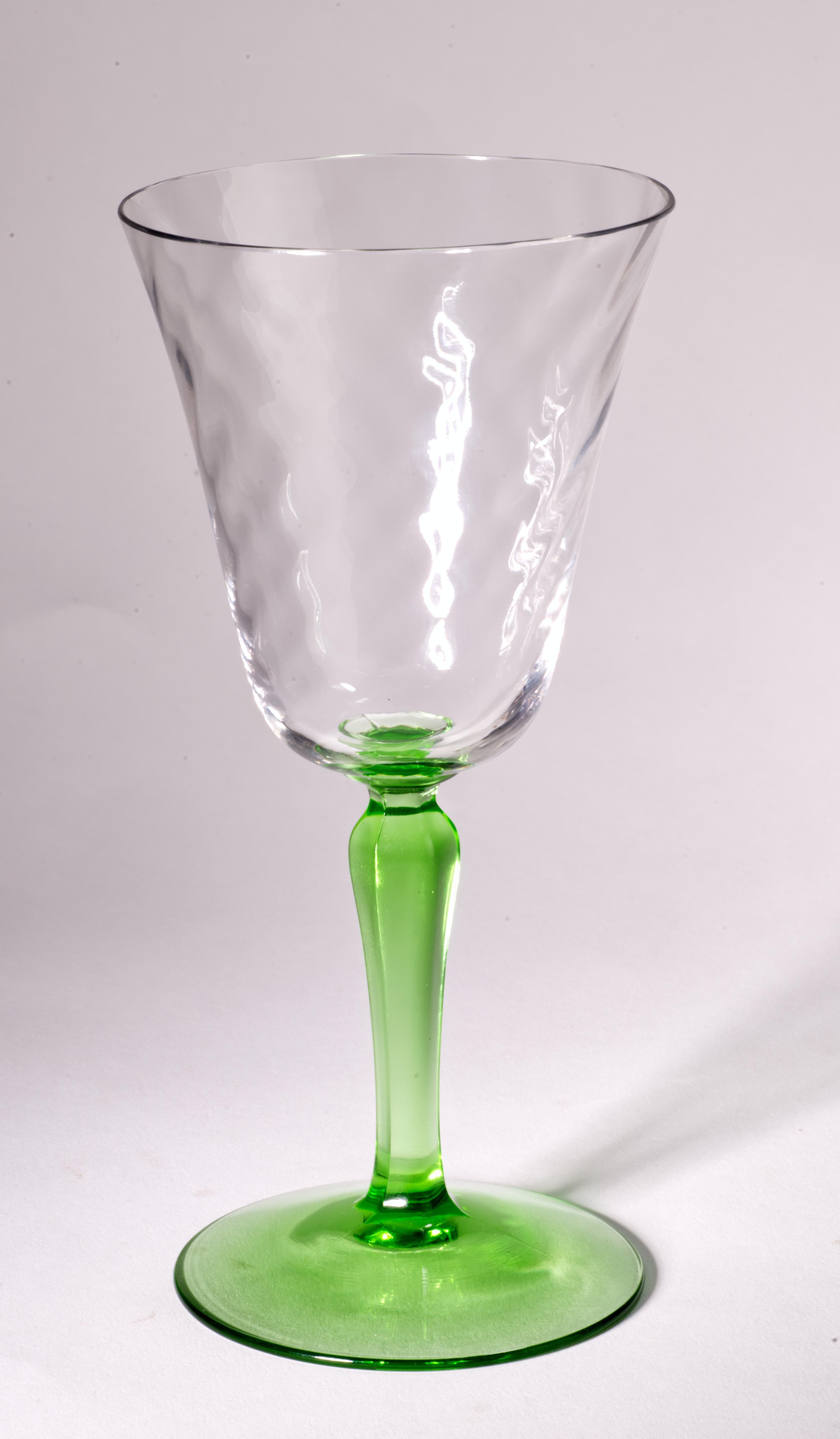 Ouraline Ensemble de 5 verres à gobelets Op-Art, verre vert uranium éclairé par la lumière UV en vente