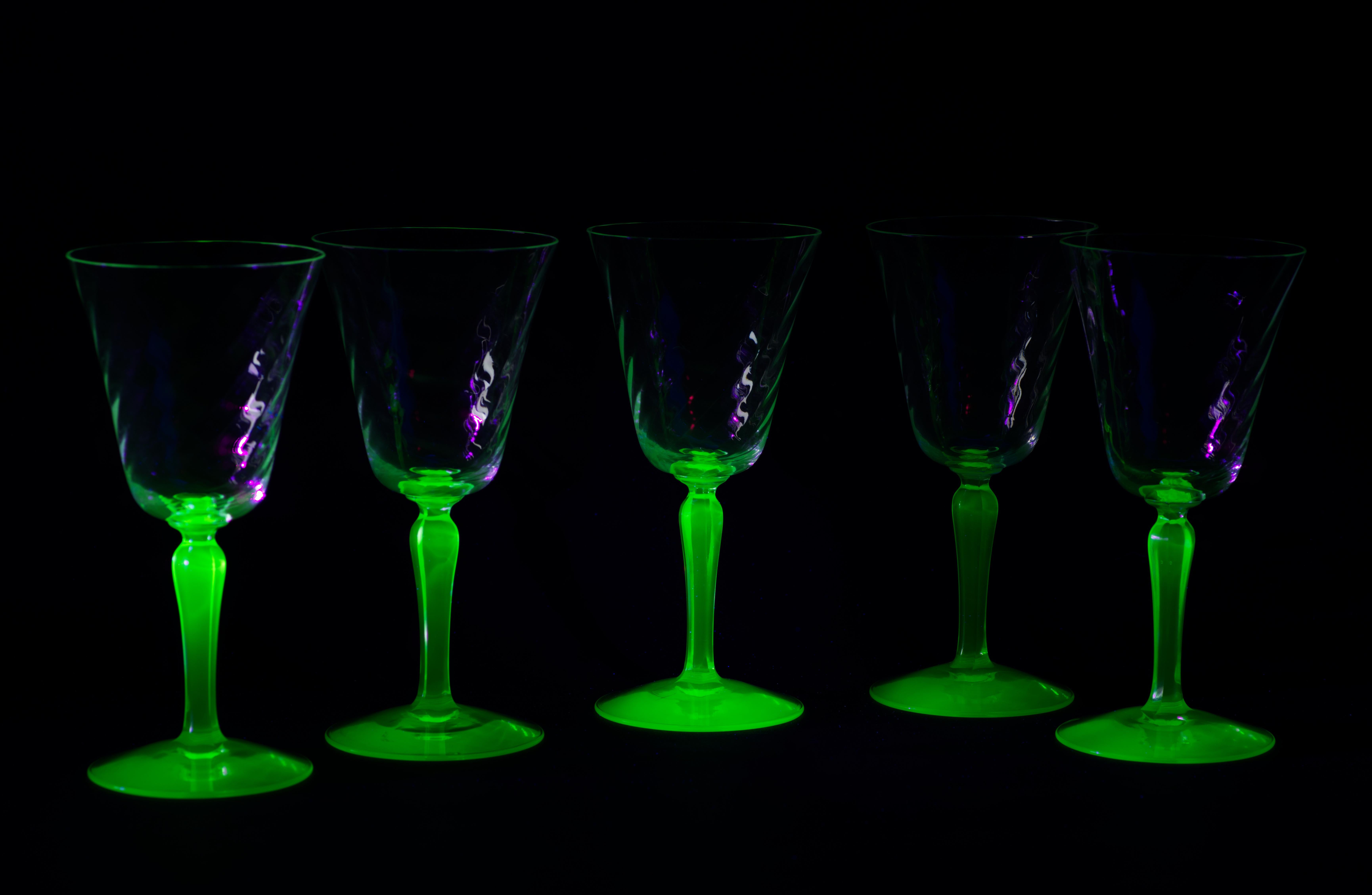Ensemble de 5 verres à gobelets Op-Art, verre vert uranium éclairé par la lumière UV en vente 1