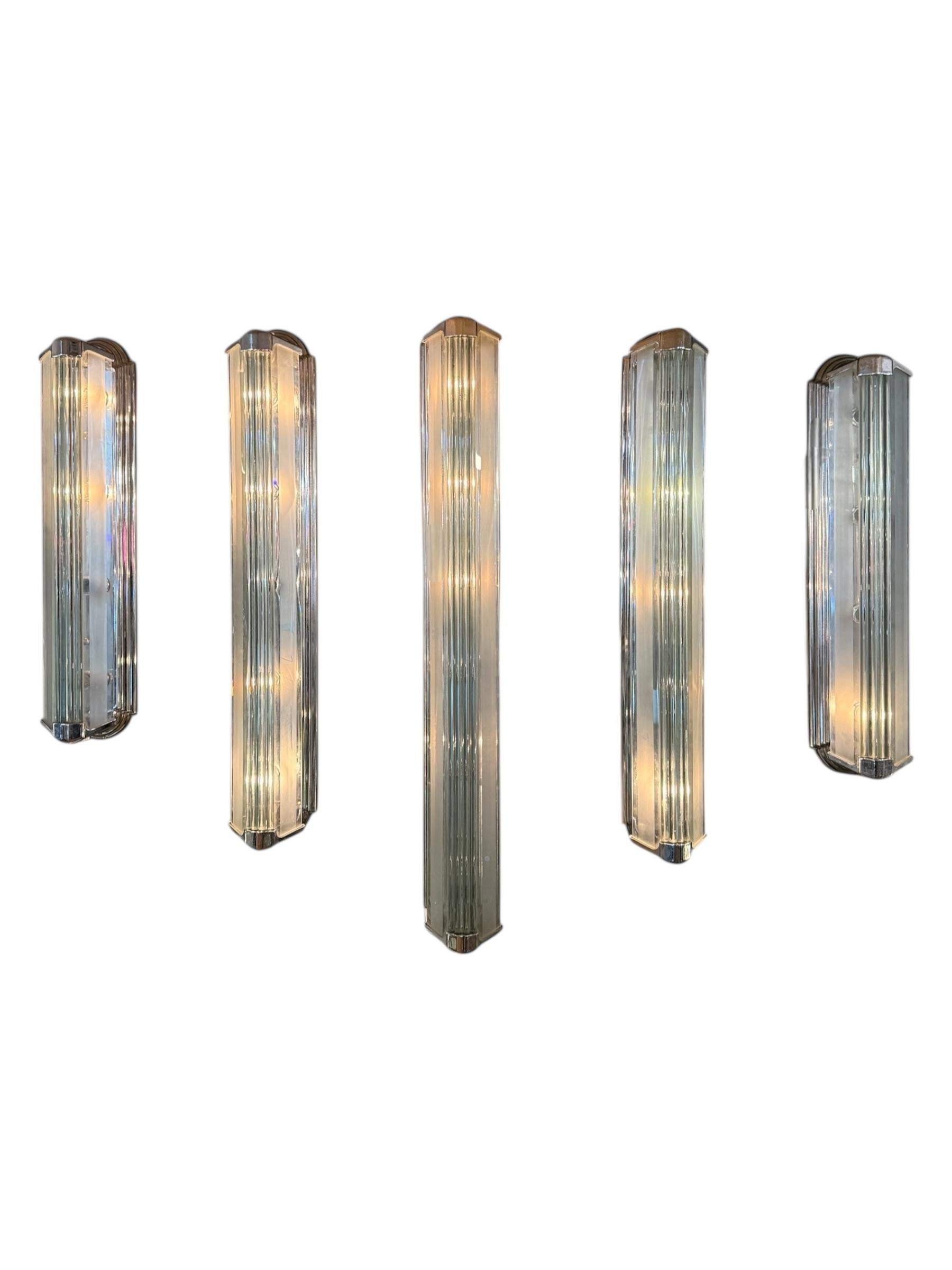 Illumina il tuo spazio con la bellezza senza tempo di questo set di 5 lampade da parete originali in stile Art Nouveau, un raro e squisito esempio di design dell'inizio del XX secolo. Ogni applique è caratterizzata da un'elegante struttura cromata