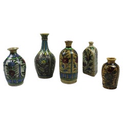 Lot de 5 flacons en poterie persane Qajar fin 19ème siècle Ornements floraux Iran