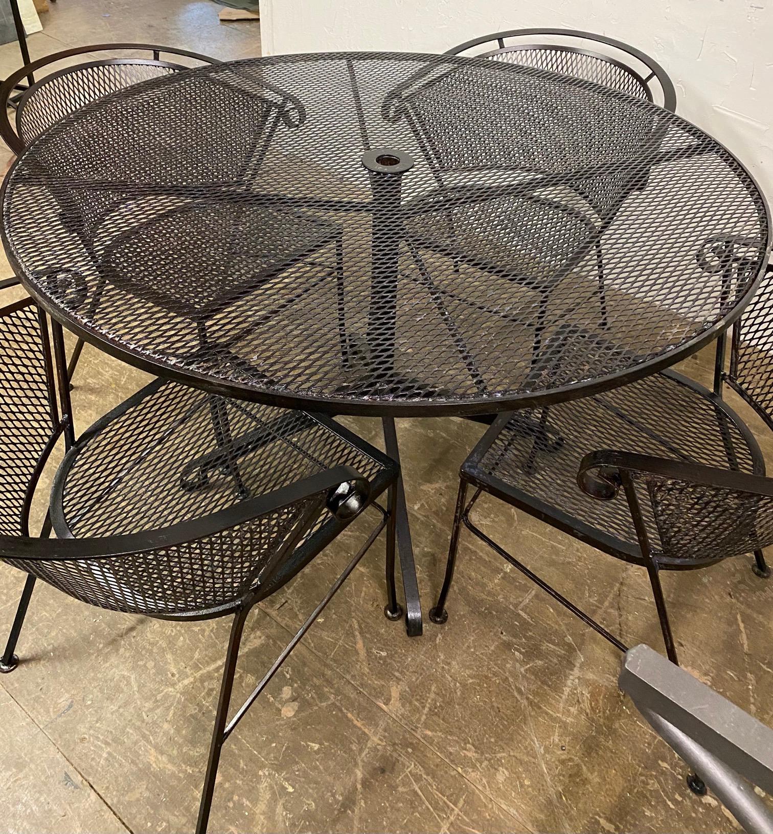 North American Set of 5 Piece Round Patio Garden Dining Table and 4 Arm Chairs For Sale