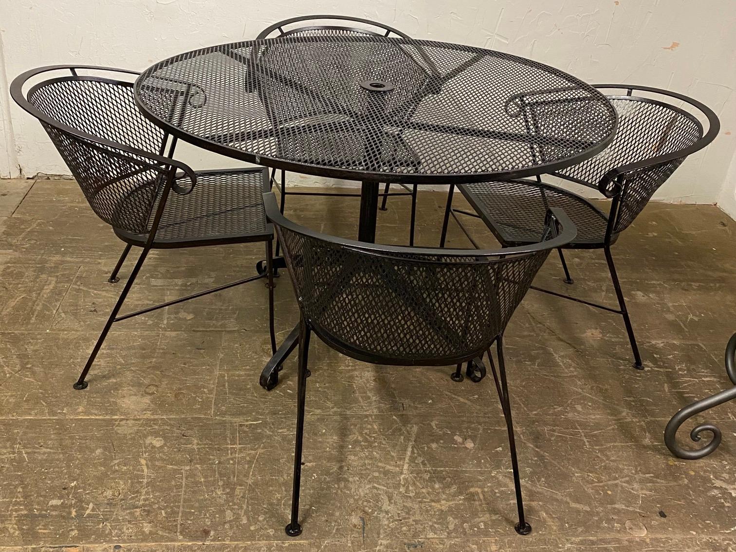 Peint Lot de 5 pièces de tables à manger rondes de jardin et 4 fauteuils en vente