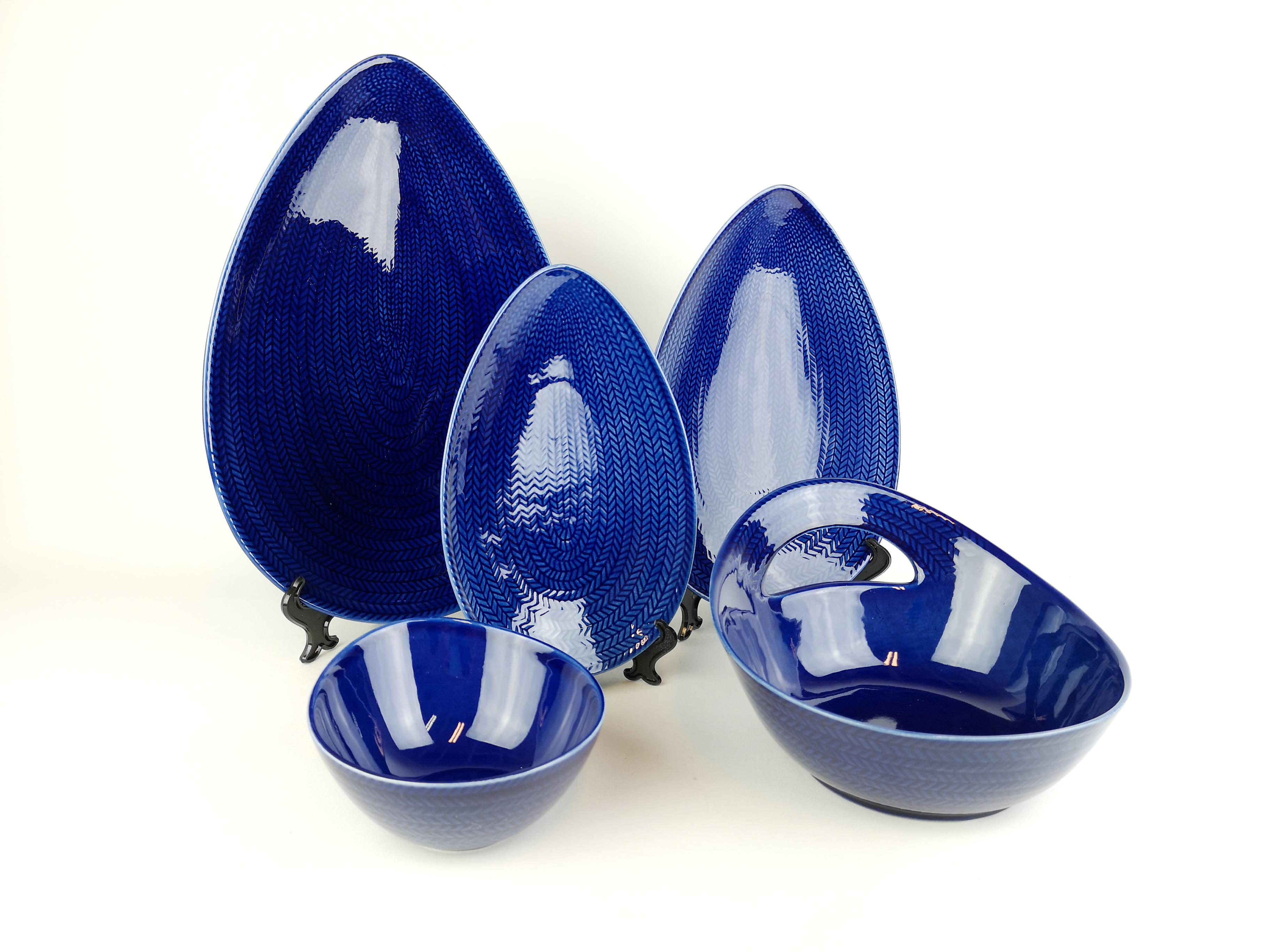 These wonderful severing plates and bowls are beautiful patterned and in fantastic blue color. The designer Hertha Bengtson was in here prime when she designed the series of Blue Fire. 


