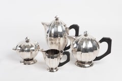 5-tlg. Set:: Kaffeemaschine:: Teekanne:: Milchkännchen:: Zuckerdose:: Tablett:: Metall silber