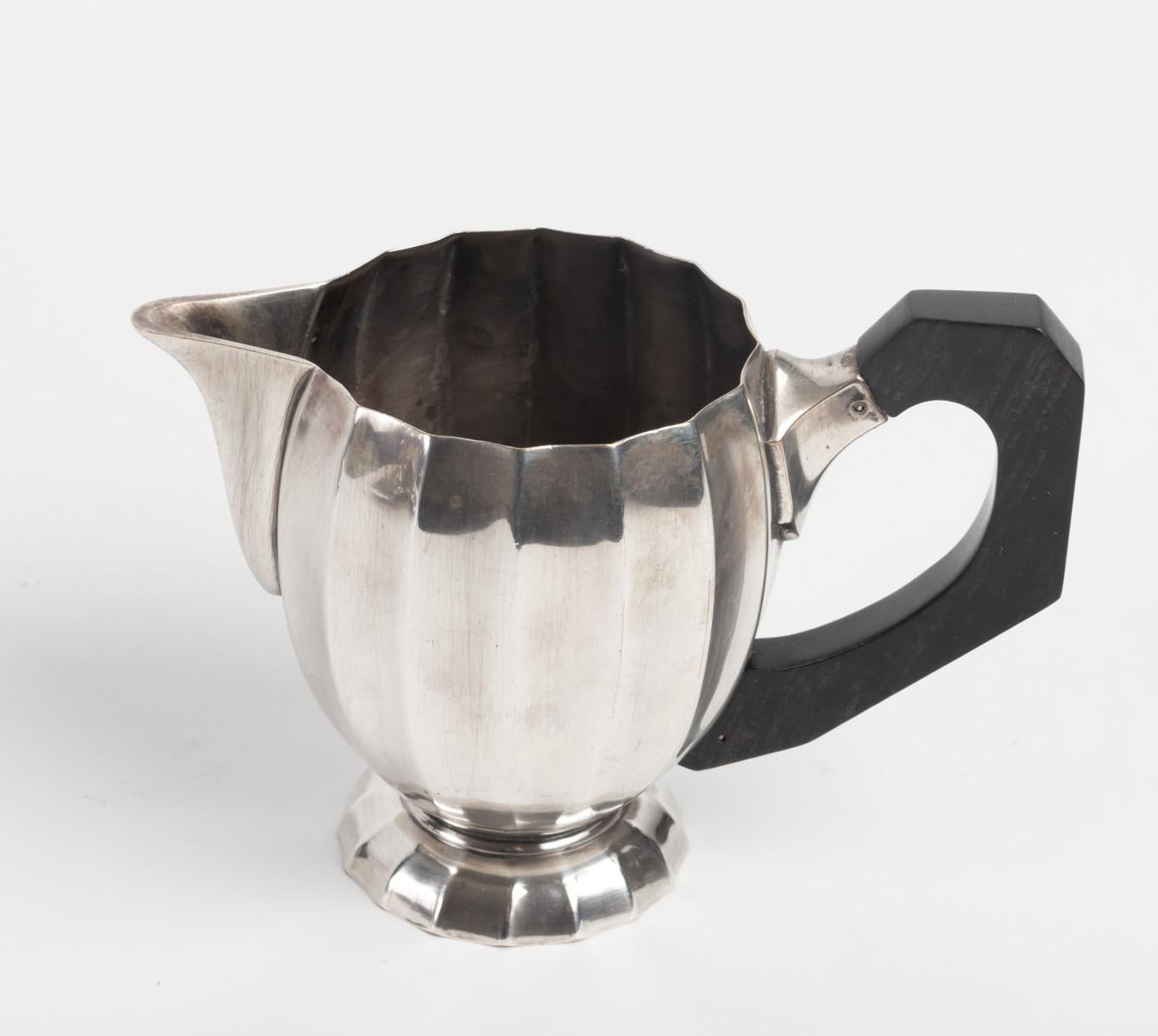 Mid-20th Century Set of 5 Pieces, Coffee Maker, Teapot, Milk Pot, Sugar Bowl, Tray, Silver Metal