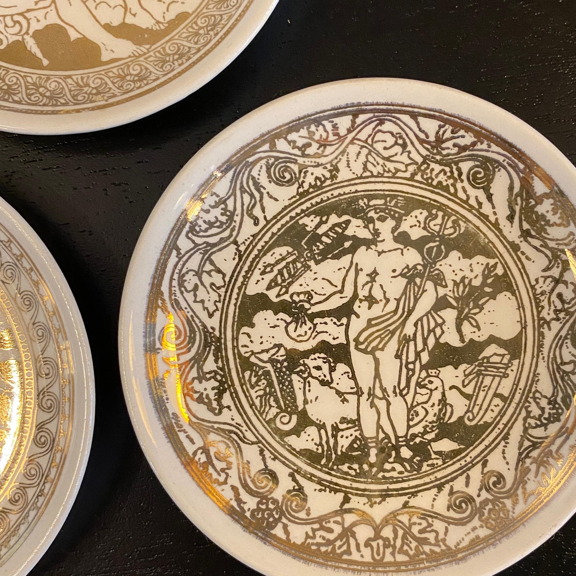 Ensemble de 5 assiettes Mitologia en porcelaine dorée de Piero Fornasetti, Italie en vente 3