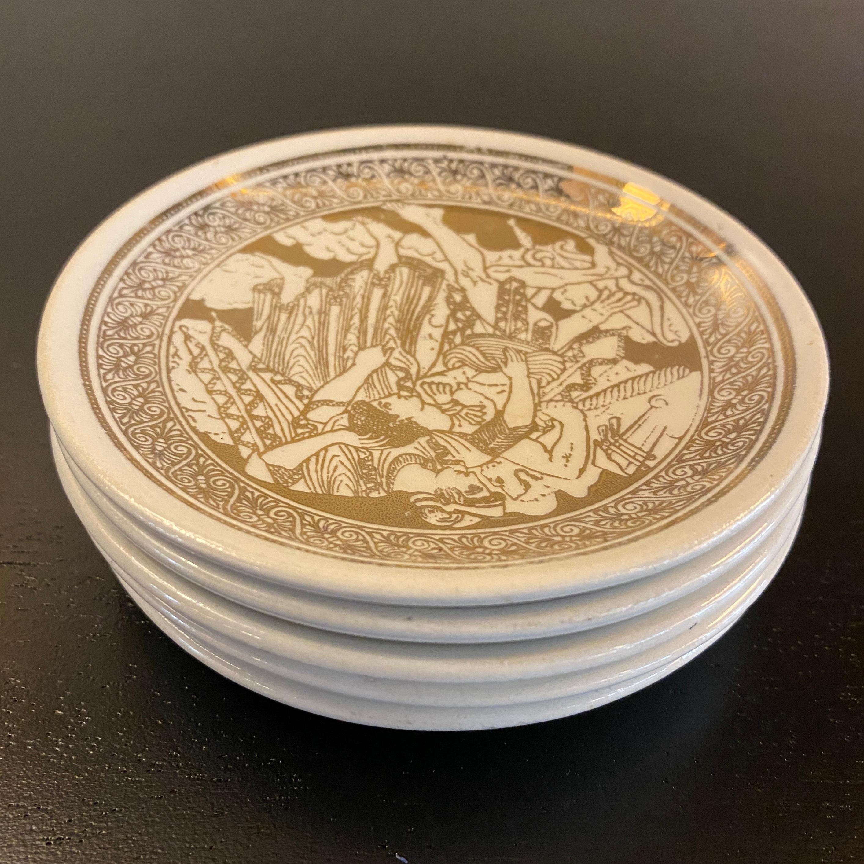 Doré Ensemble de 5 assiettes Mitologia en porcelaine dorée de Piero Fornasetti, Italie en vente