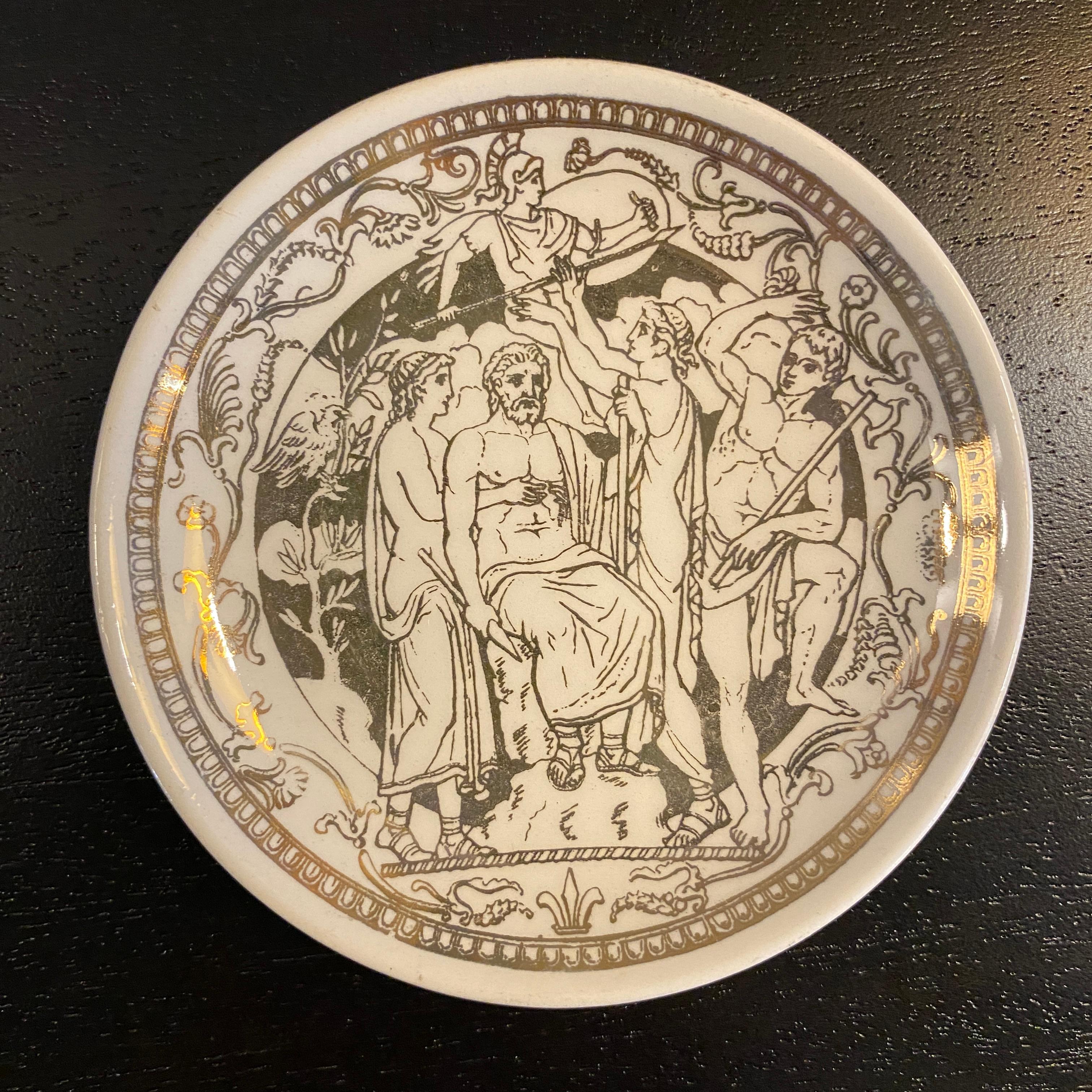 Set von 5 Piero Fornasetti Mitologia-Porzellantellern aus vergoldetem Porzellan, Italien im Zustand „Gut“ im Angebot in Brooklyn, NY