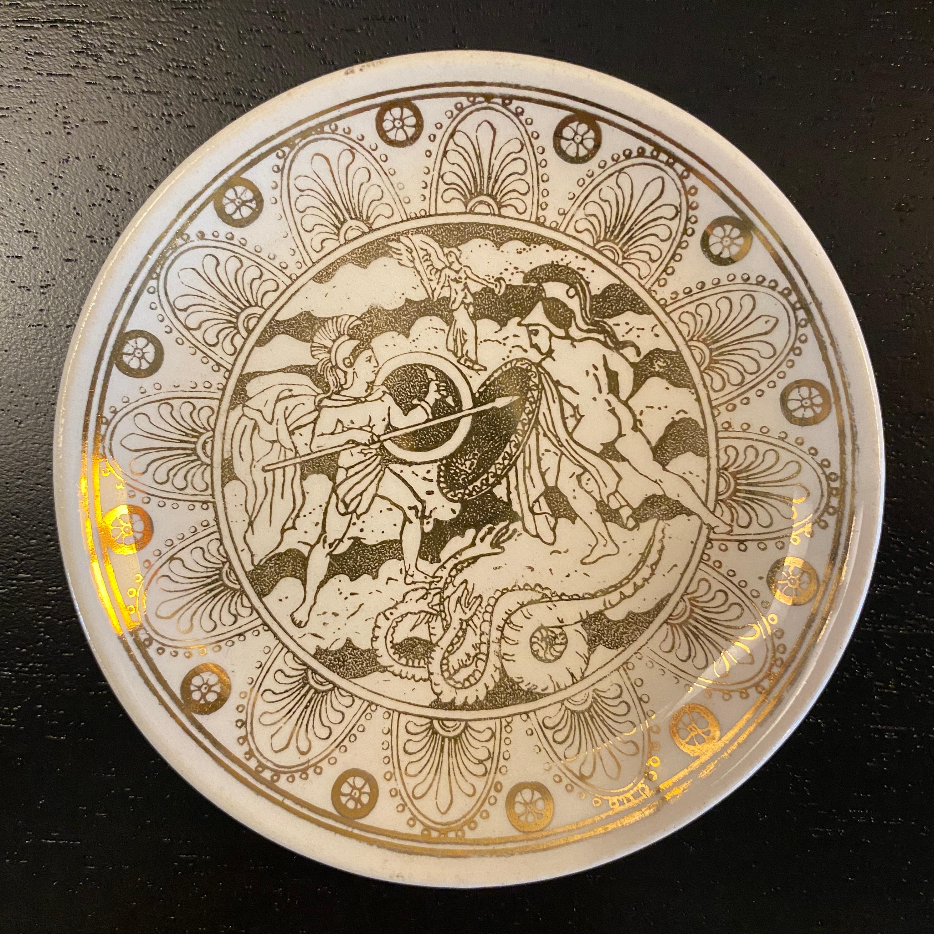 20ième siècle Ensemble de 5 assiettes Mitologia en porcelaine dorée de Piero Fornasetti, Italie en vente